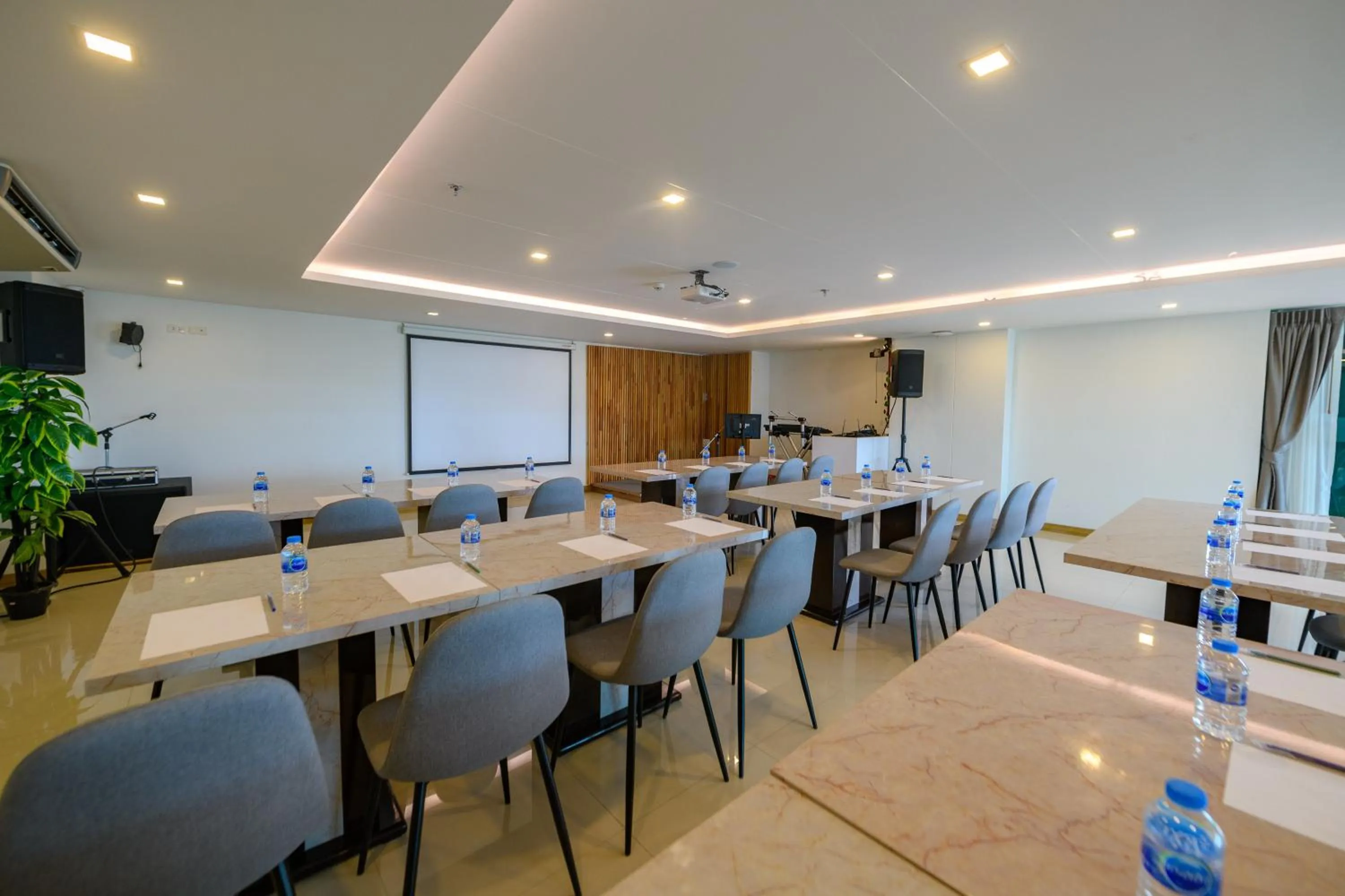 Evening entertainment in IRIS PALACE