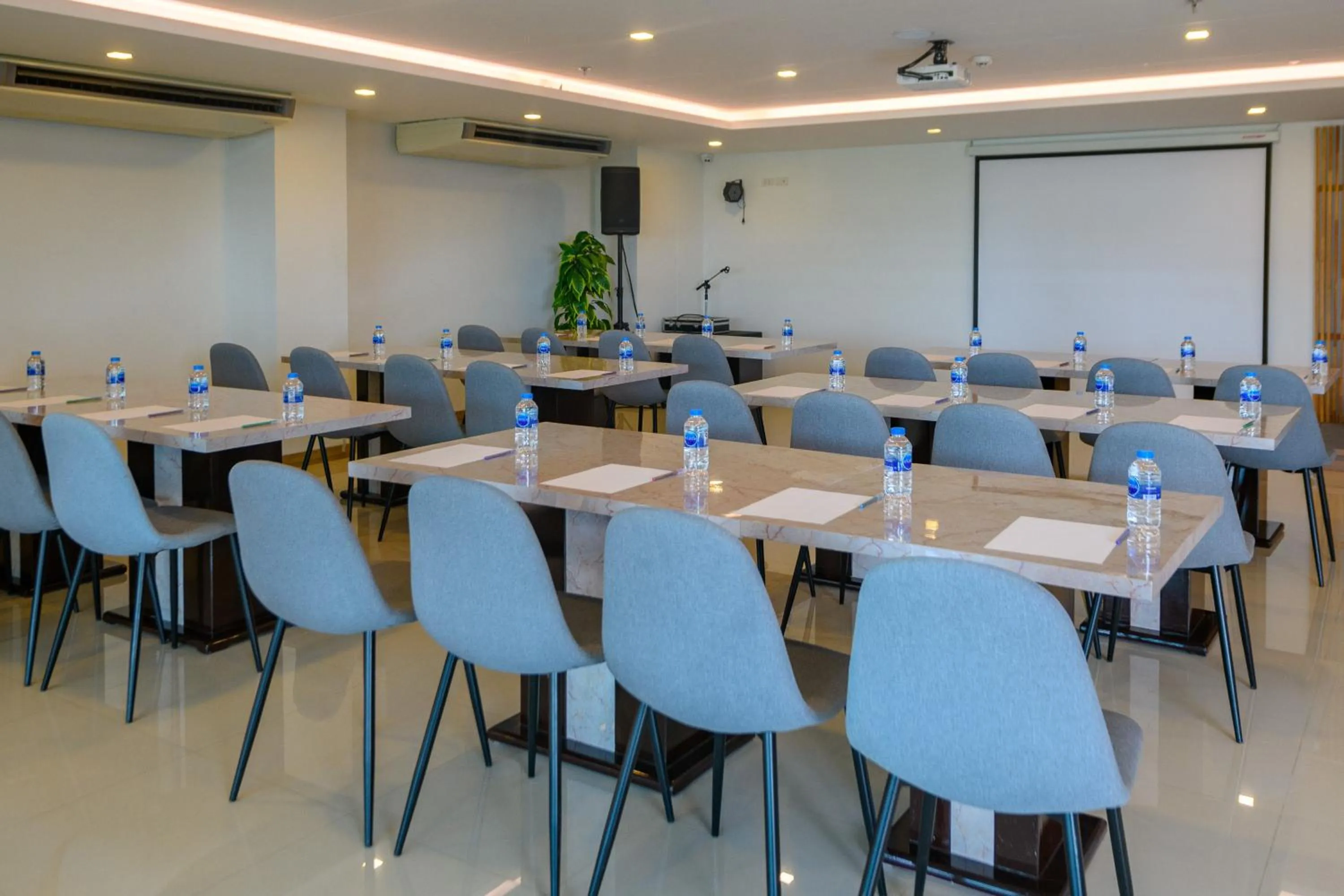 Business facilities in IRIS PALACE