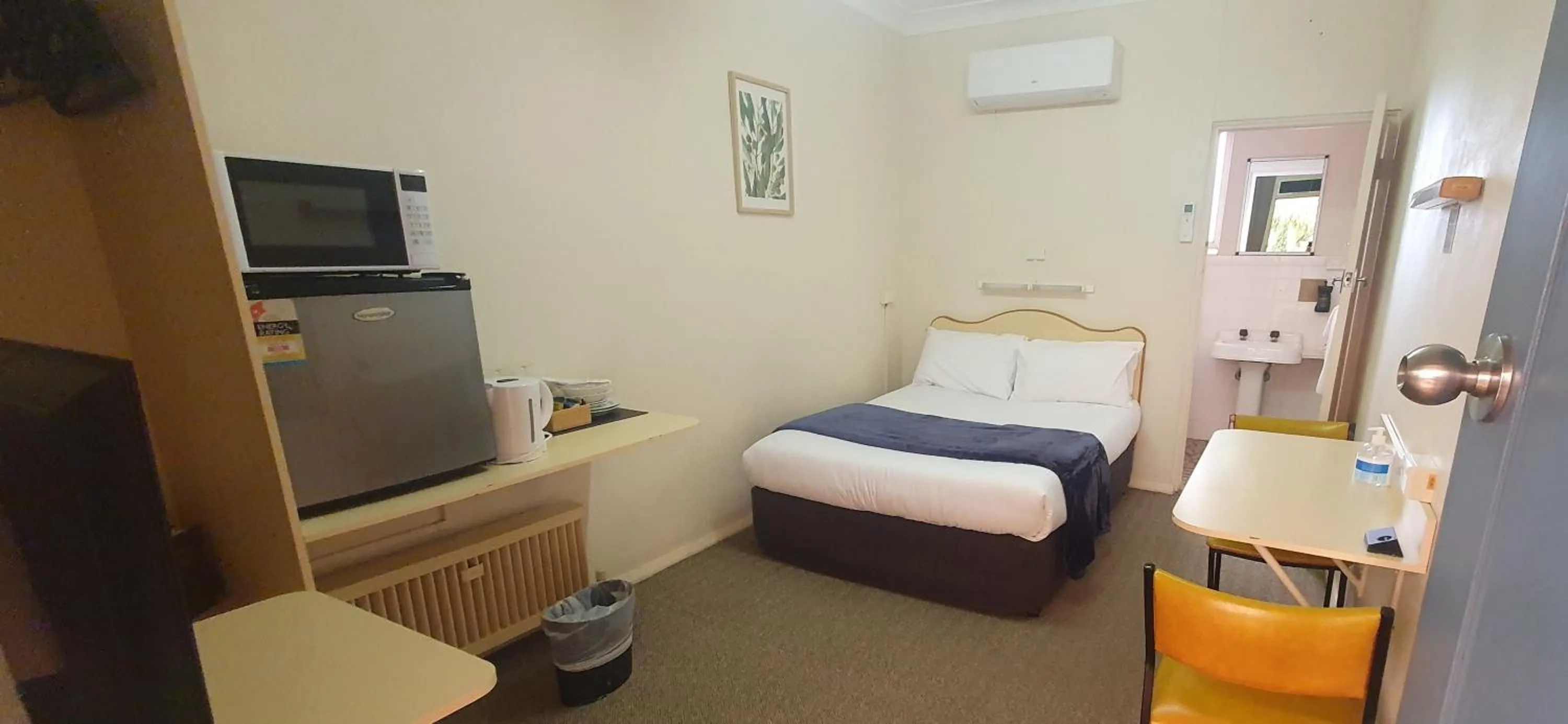 Kitchen or kitchenette, Bed in Billabong Motel