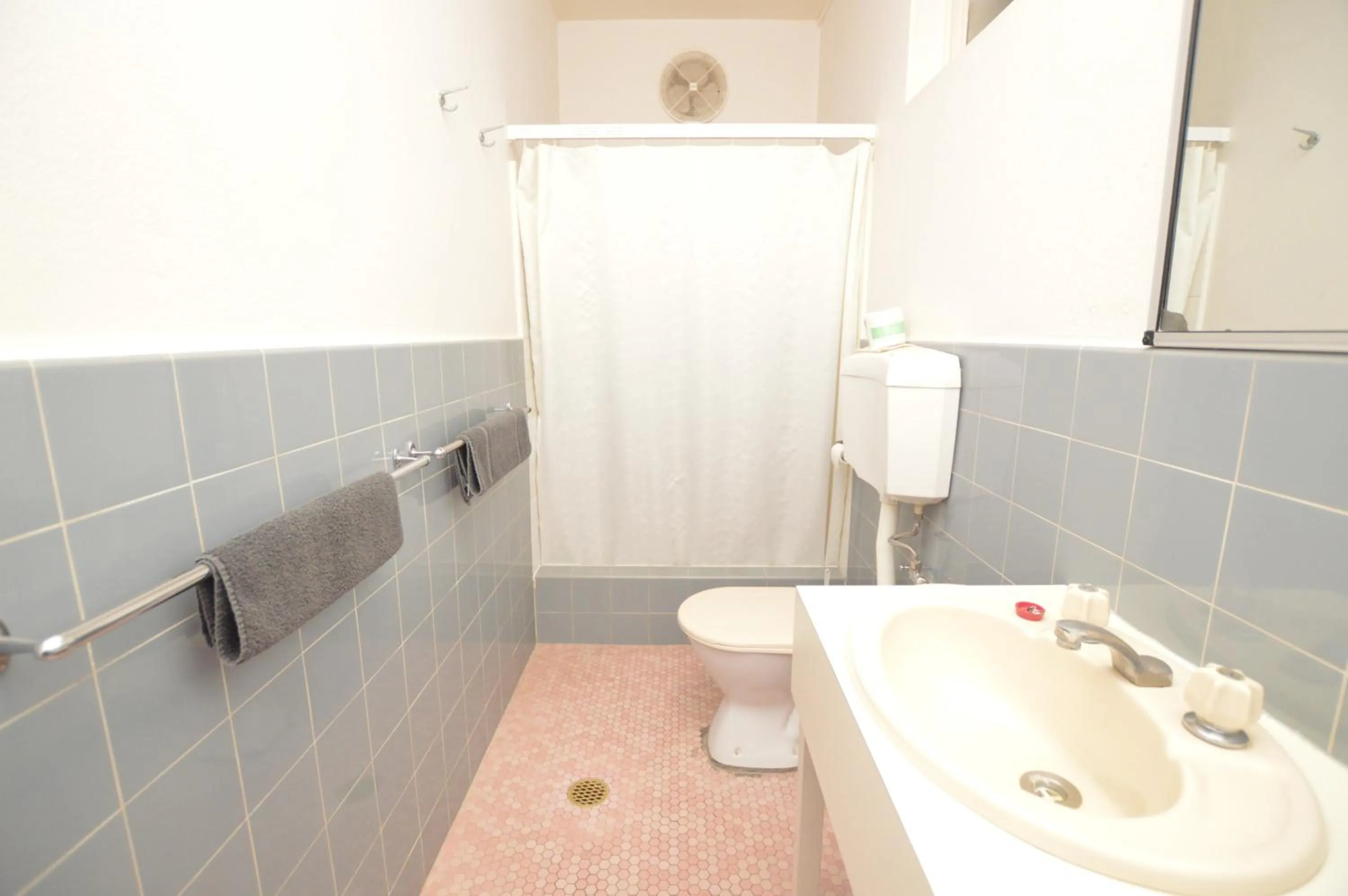 Bathroom in Billabong Motel