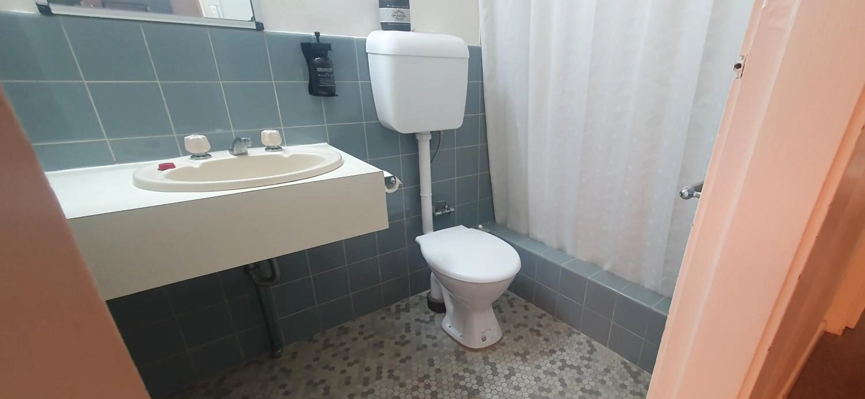 Toilet in Billabong Motel