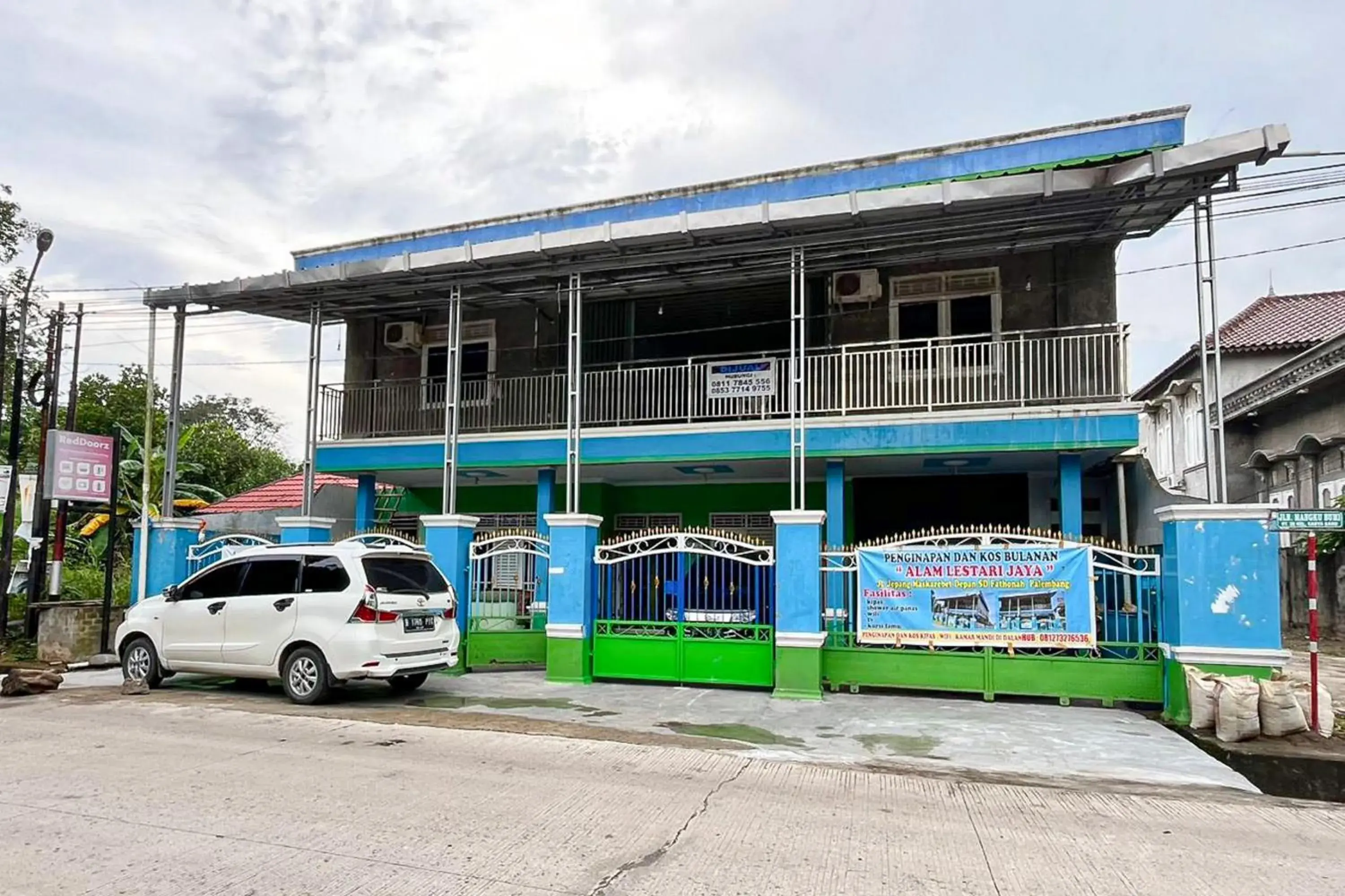 Property building in Hotel Alam Lestari RedPartner Property building in Hotel Alam Lestari RedPartner