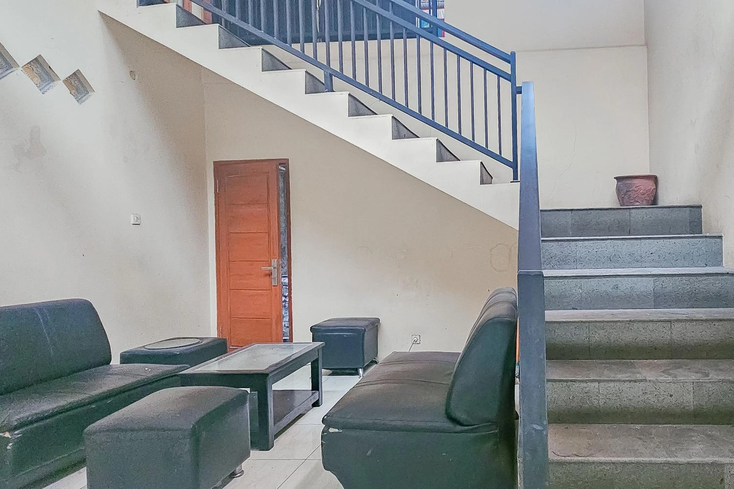 Lobby or reception in OYO 1982 Golf Papa Costel