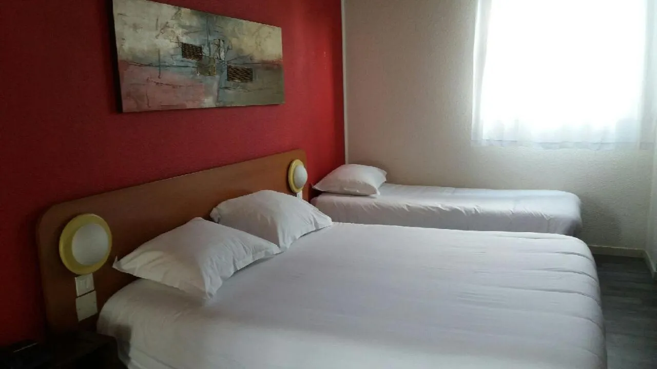 Bed in Hotel - Restaurant du Lac - Agen