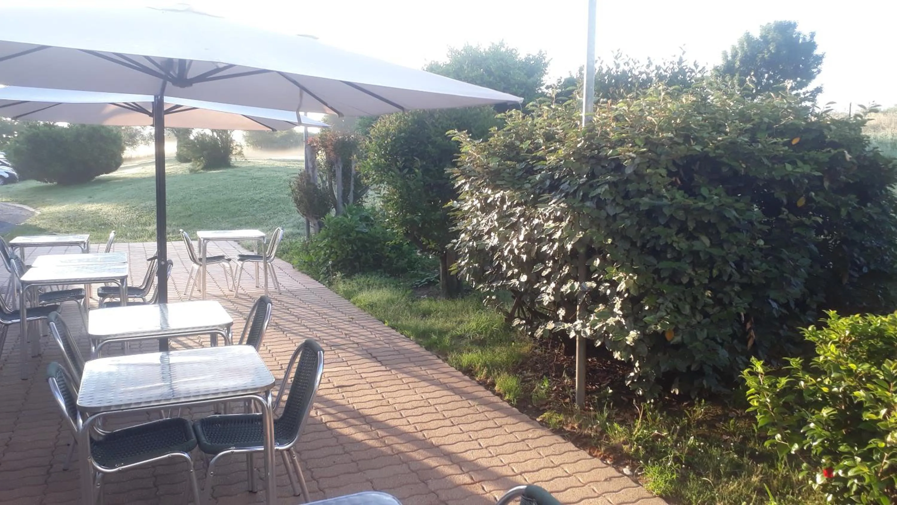 Patio in Hotel - Restaurant du Lac - Agen