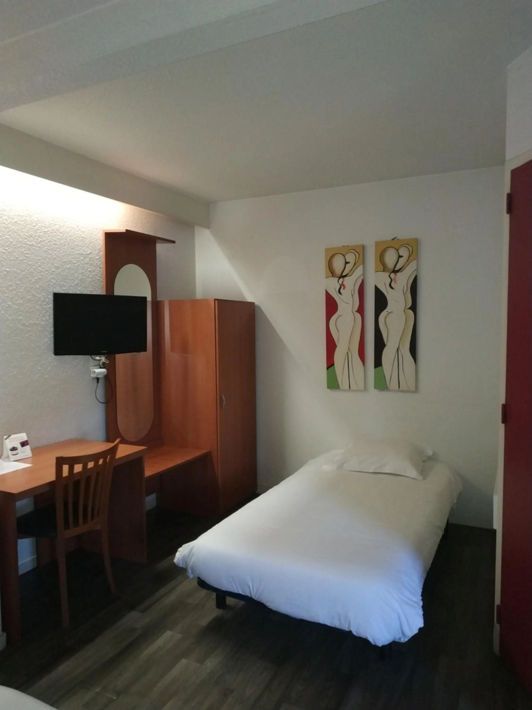 Photo of the whole room, Bed in Hotel - Restaurant du Lac - Agen