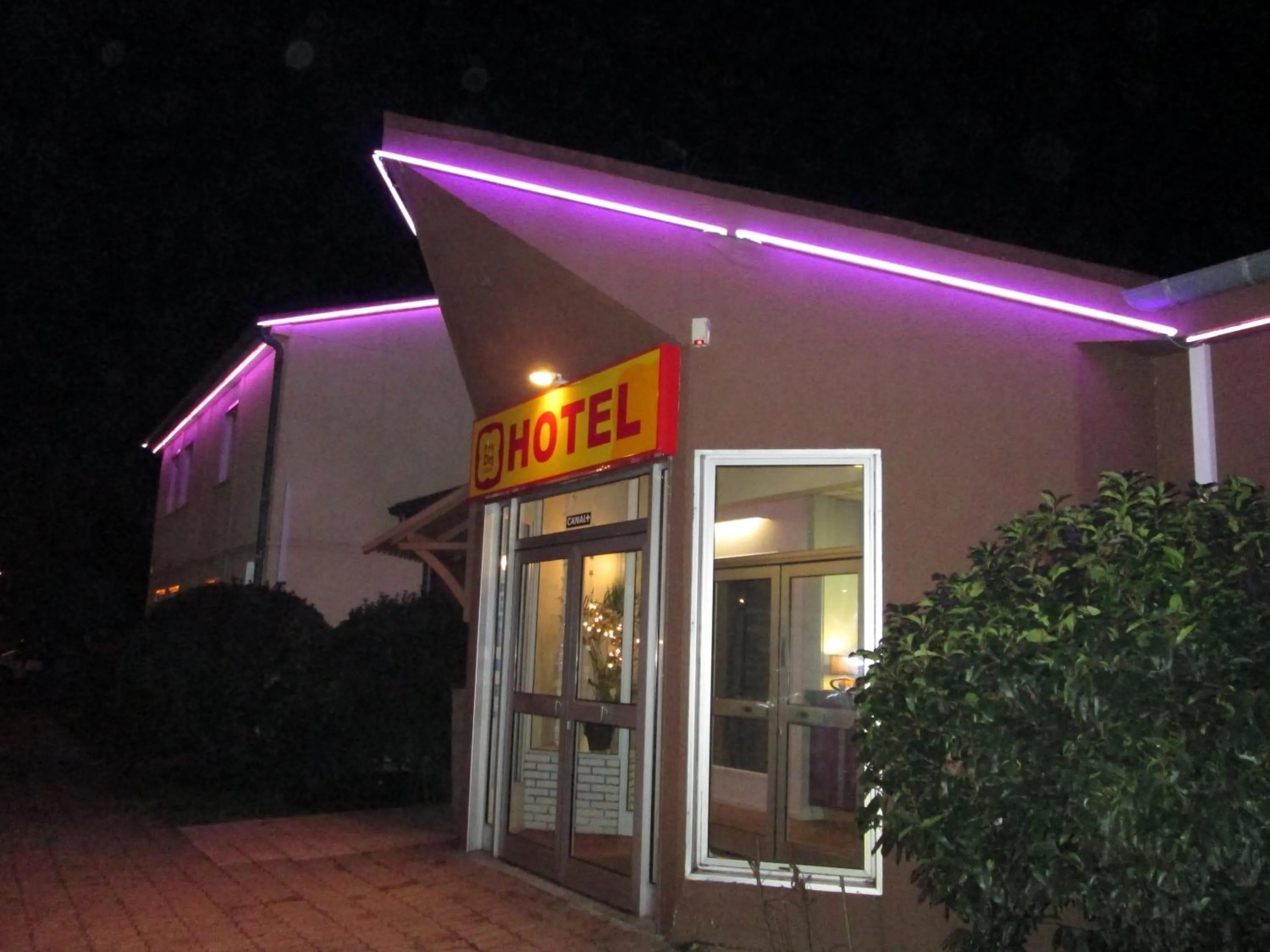 Property building in Hotel - Restaurant du Lac - Agen