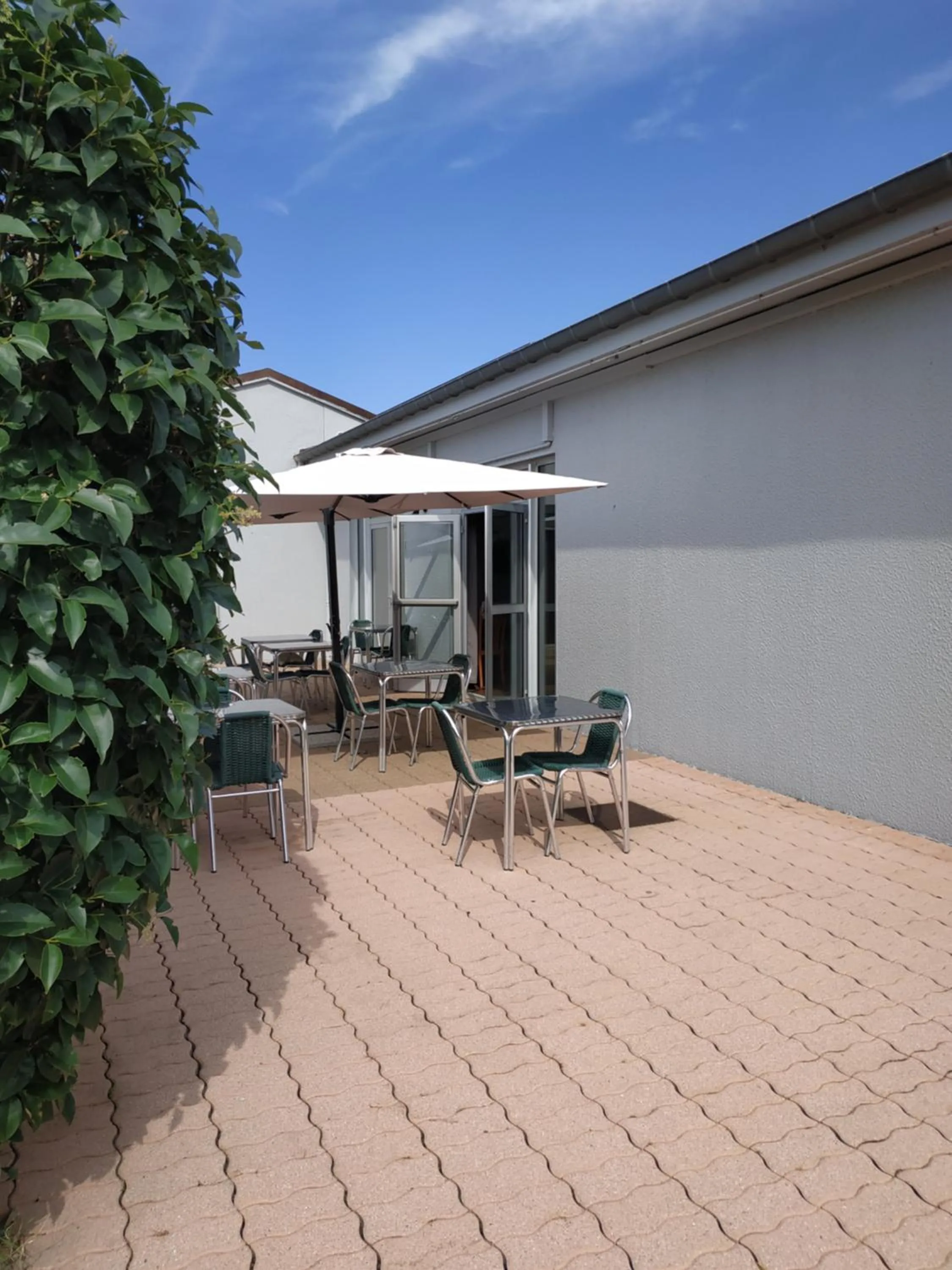 Patio in Hotel - Restaurant du Lac - Agen