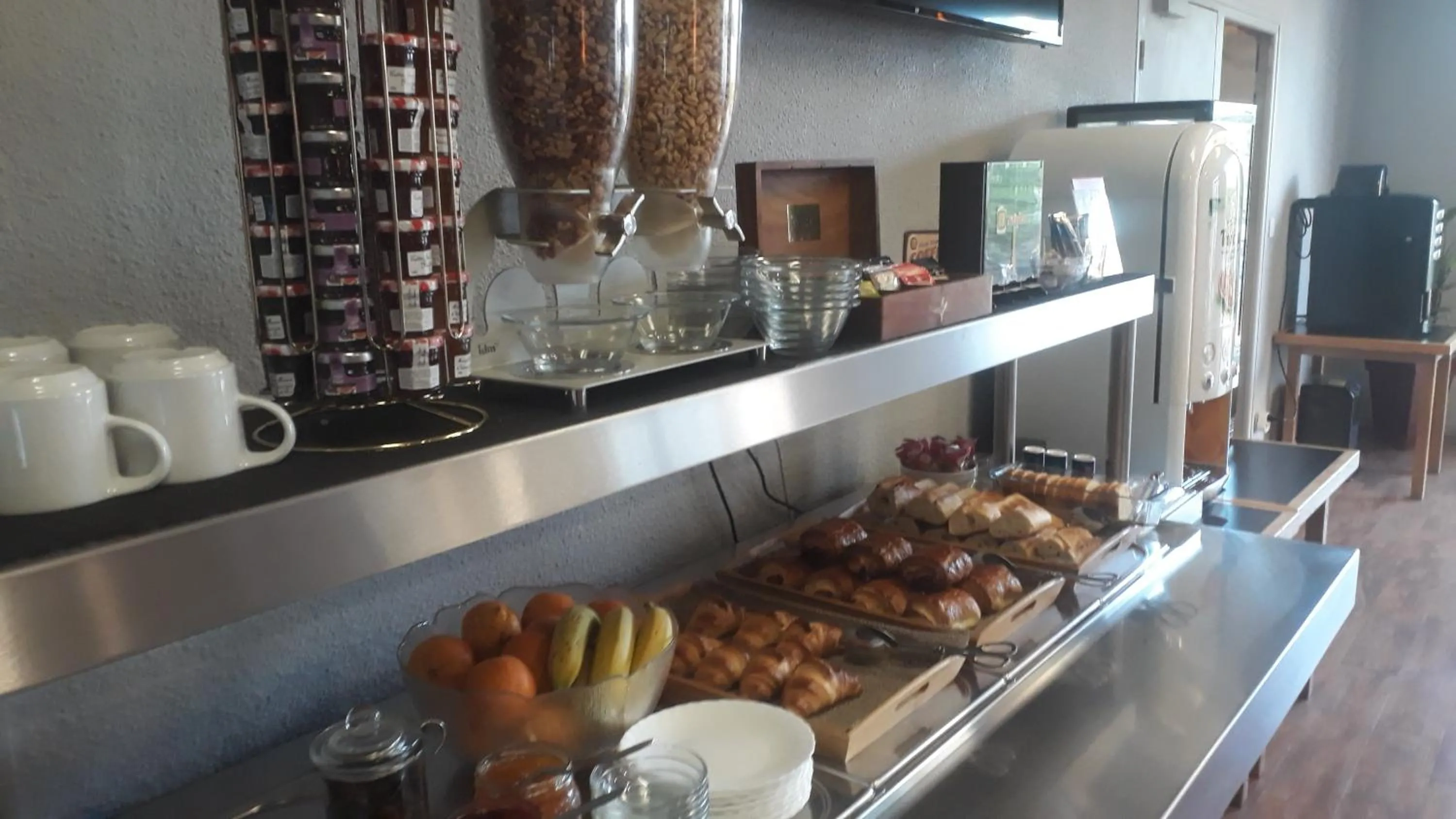Buffet breakfast in Hotel - Restaurant du Lac - Agen