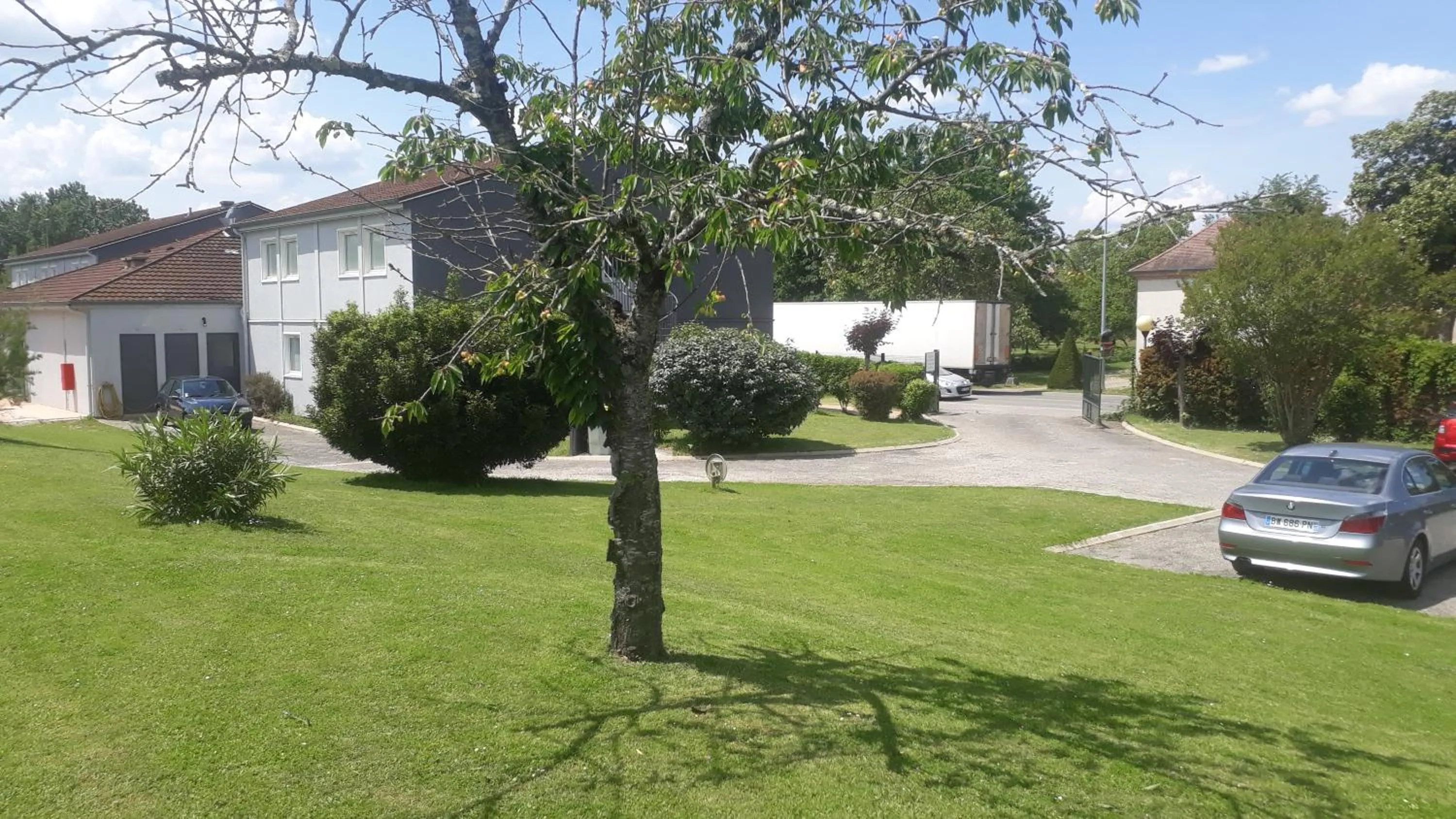 Garden view in Hotel - Restaurant du Lac - Agen