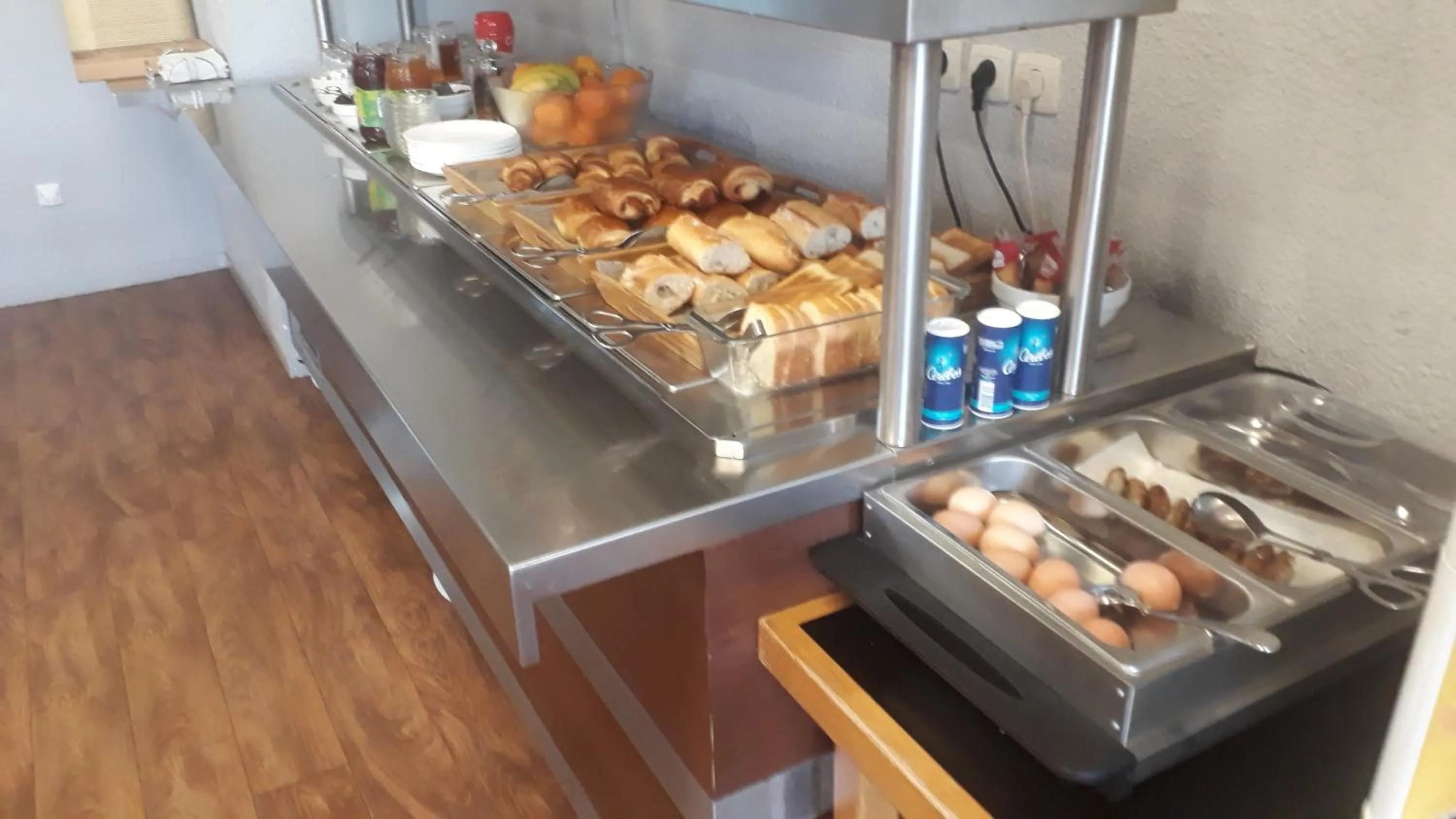 Buffet breakfast in Hotel - Restaurant du Lac - Agen