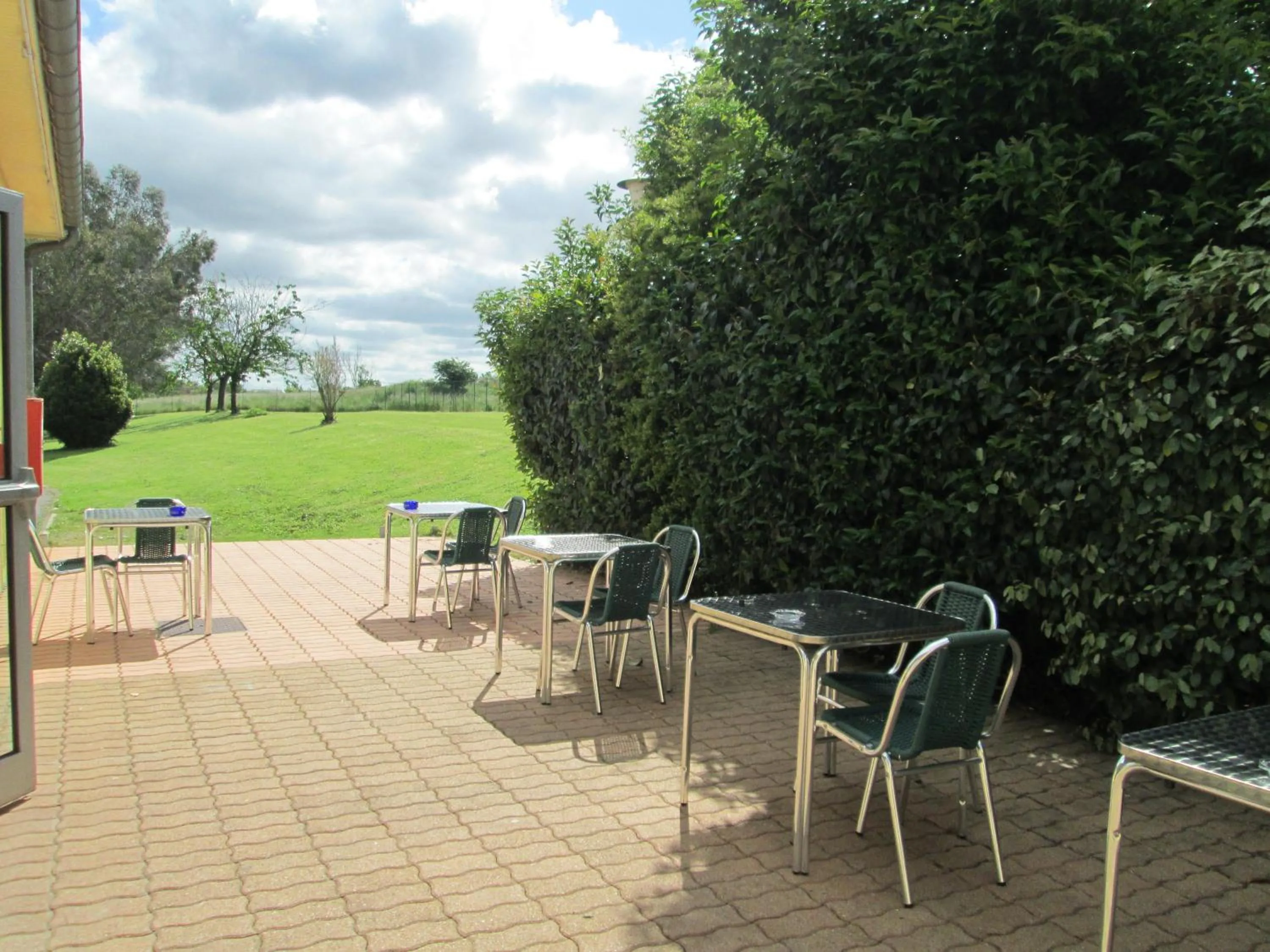 Patio in Hotel - Restaurant du Lac - Agen