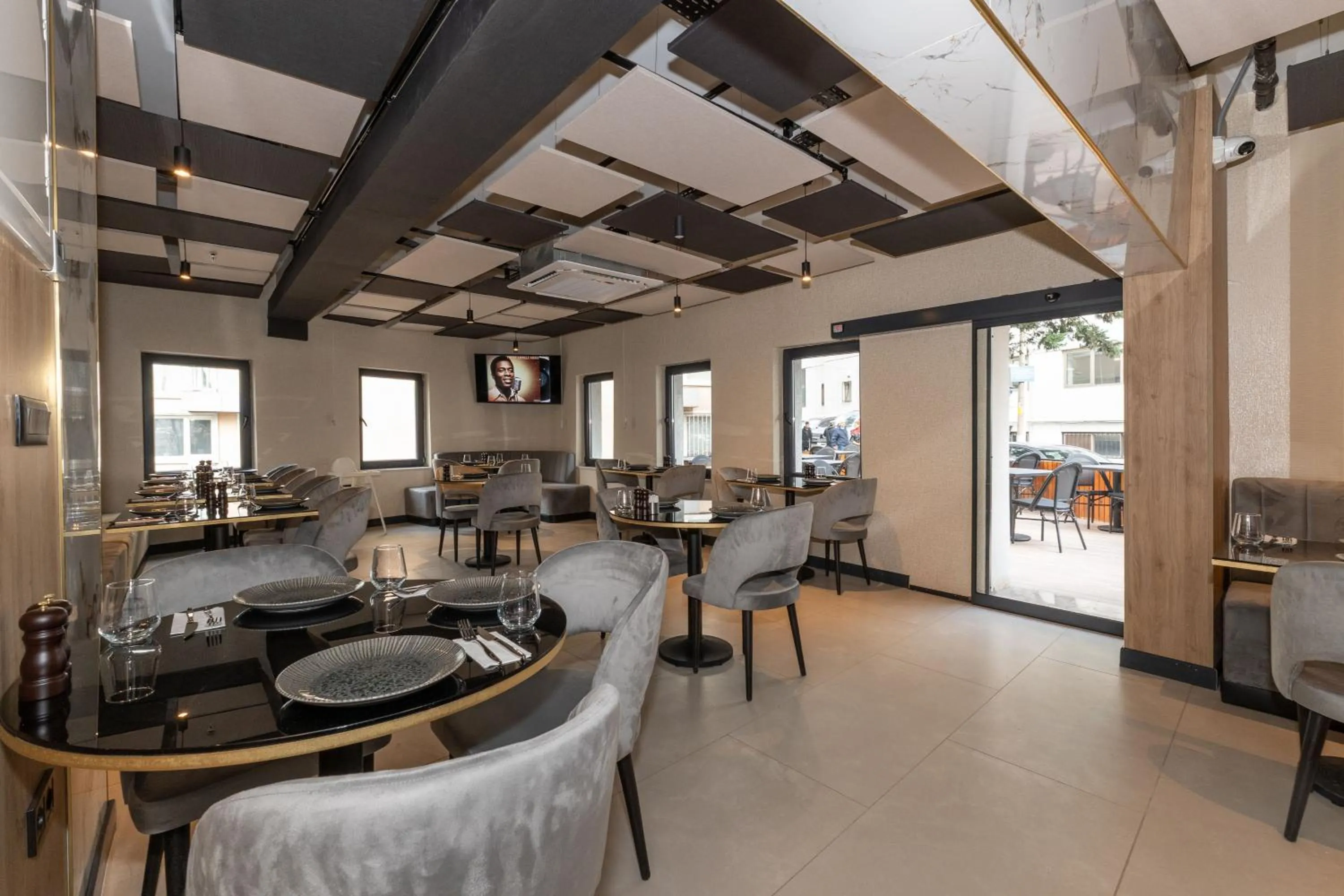 Restaurant/places to eat in Yez Boutique Hotel