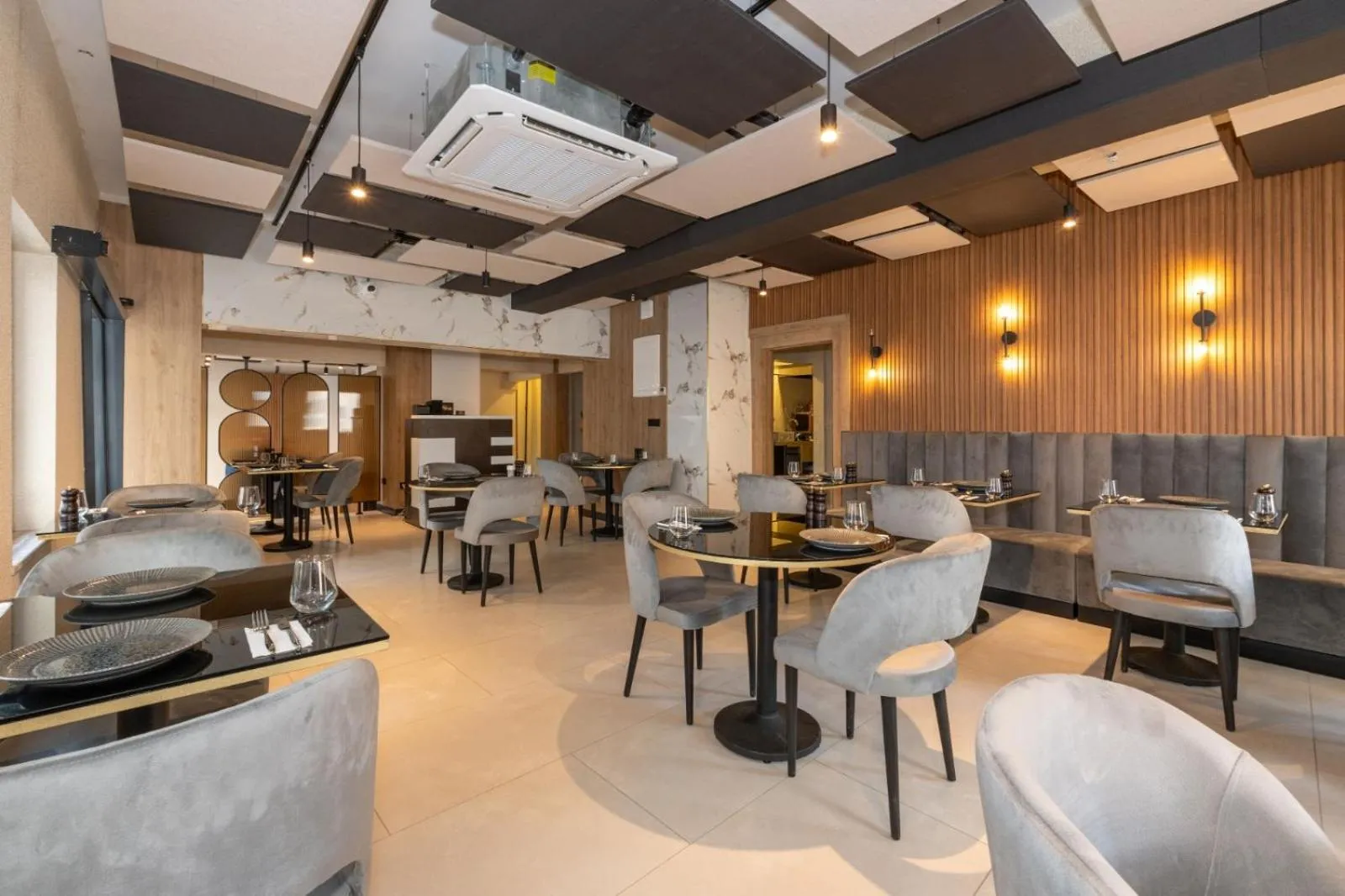Restaurant/places to eat in Yez Boutique Hotel