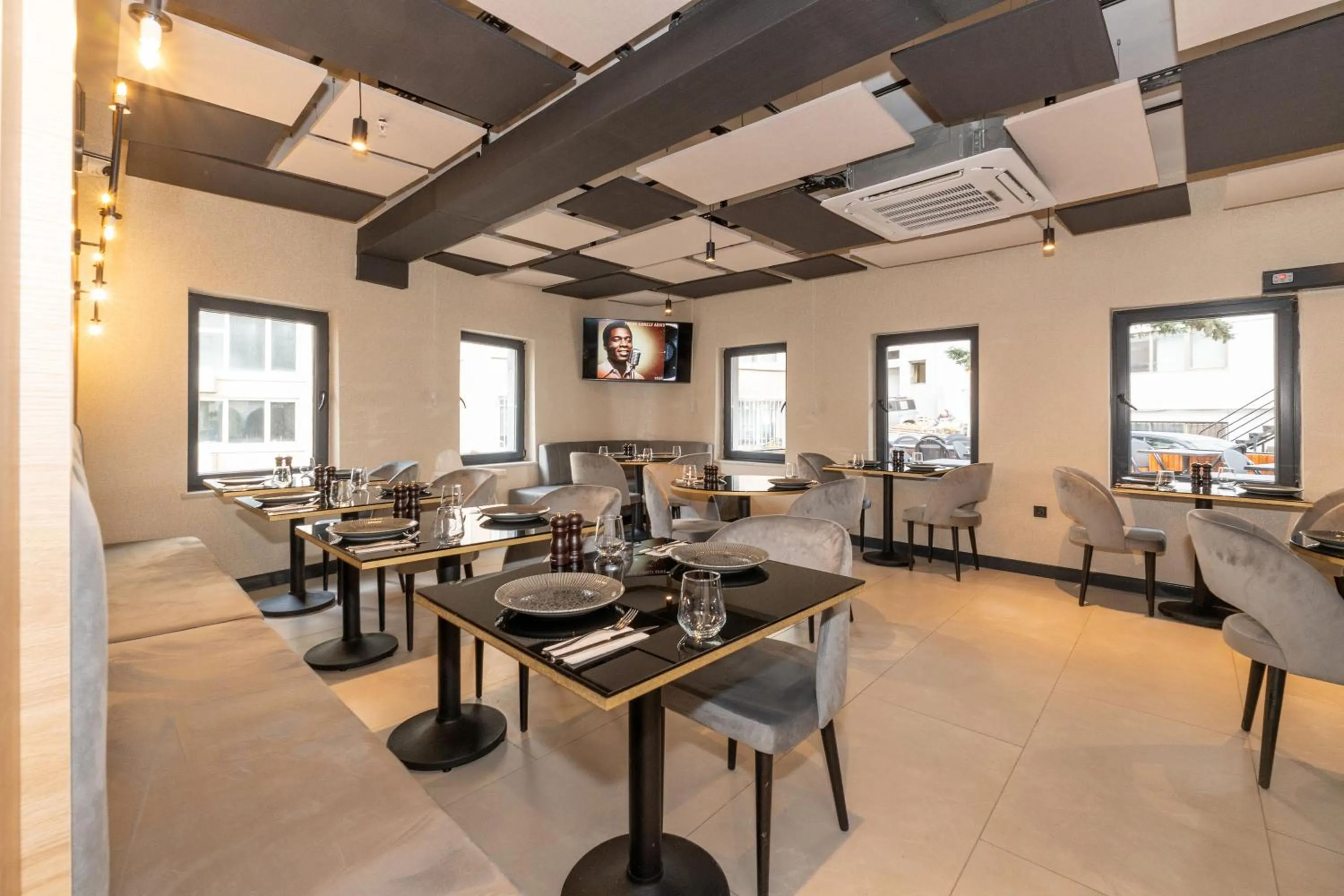 Restaurant/places to eat in Yez Boutique Hotel