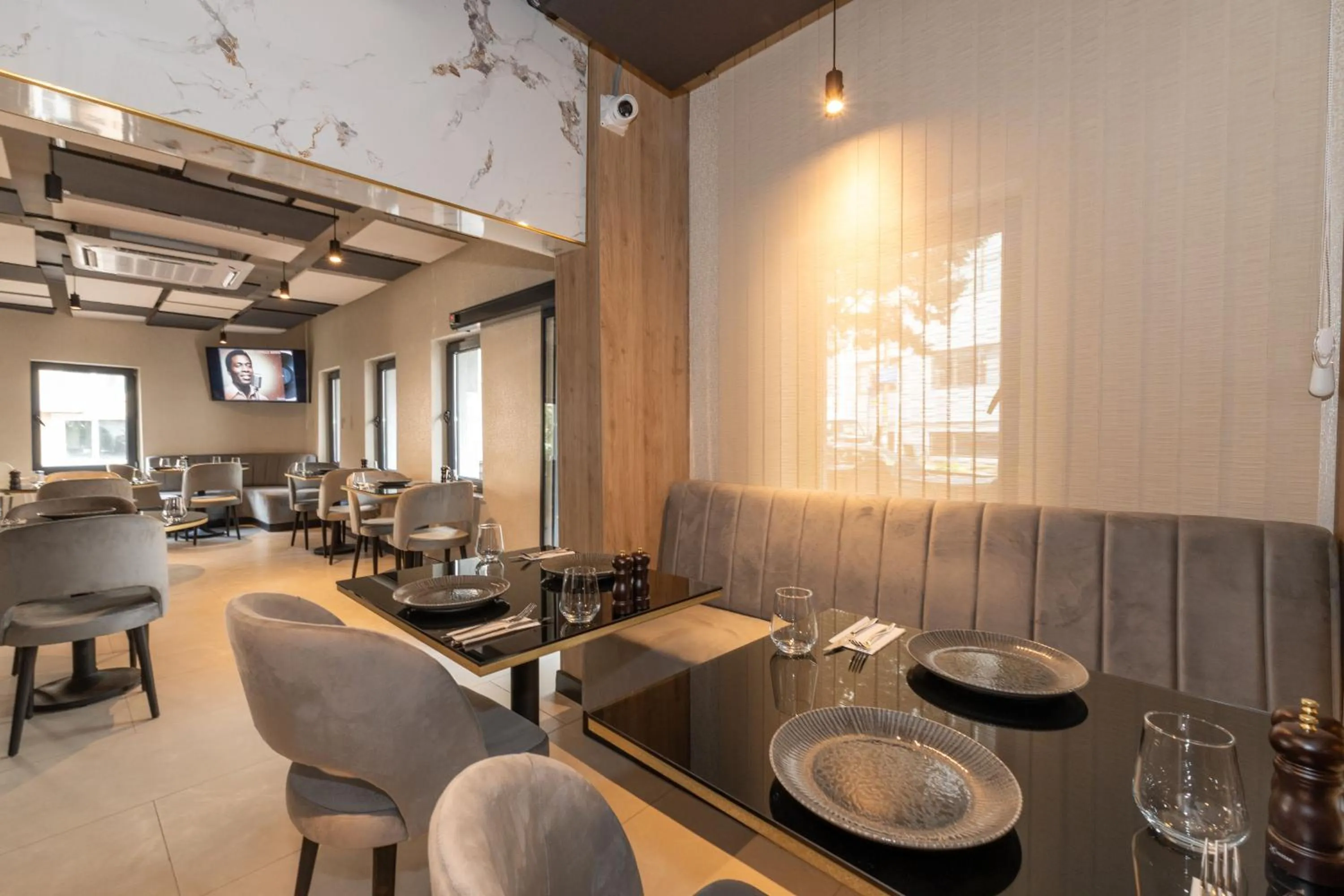 Restaurant/places to eat in Yez Boutique Hotel