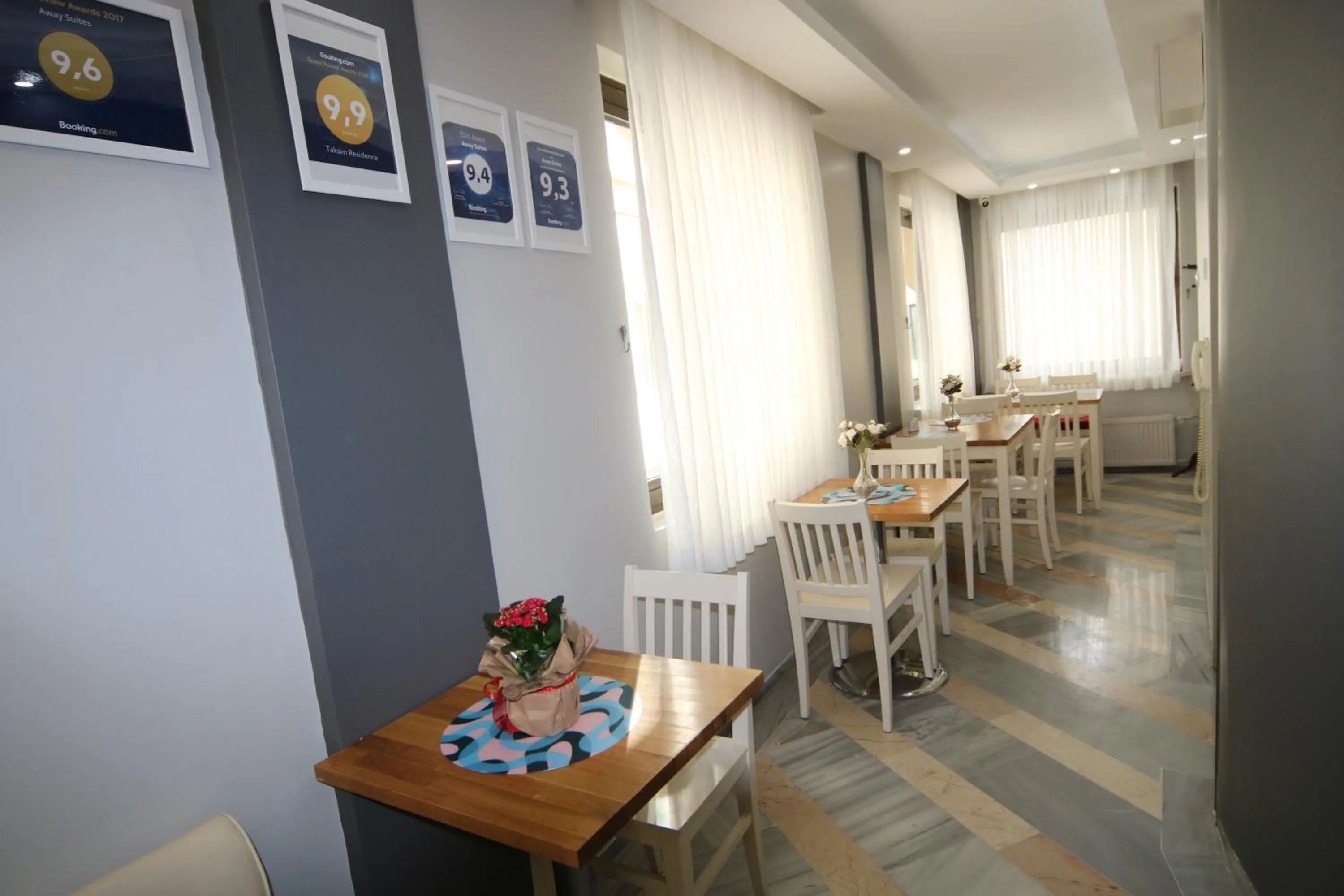 Restaurant/places to eat in Hotel Taksim Home