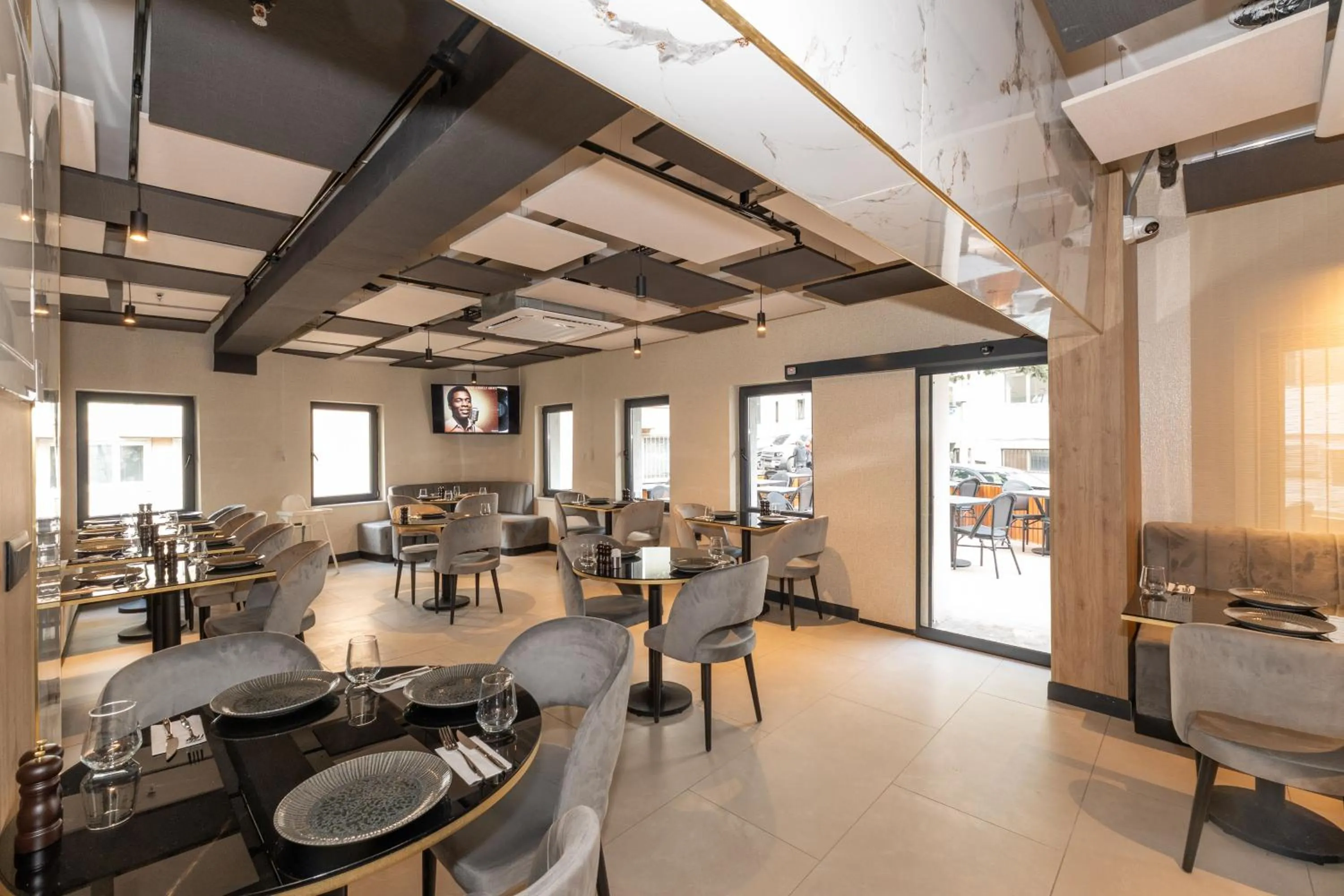 Restaurant/places to eat in Yez Boutique Hotel