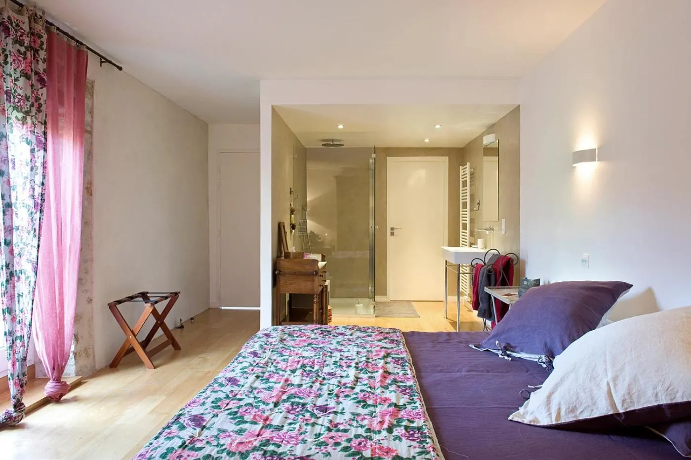 Photo of the whole room, Bed in Domaine Le Broual