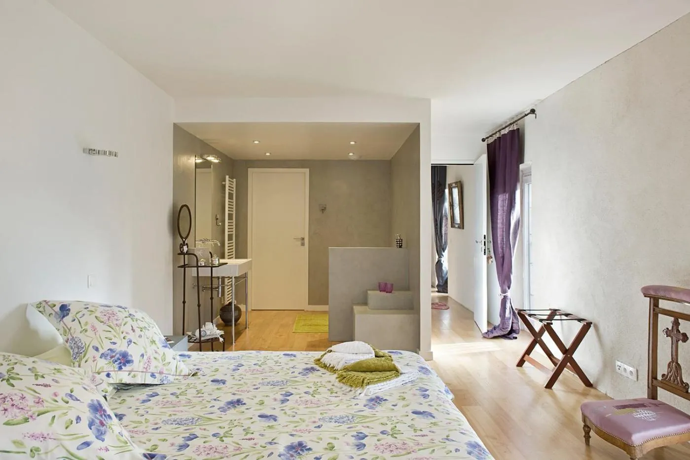 Photo of the whole room, Bed in Domaine Le Broual