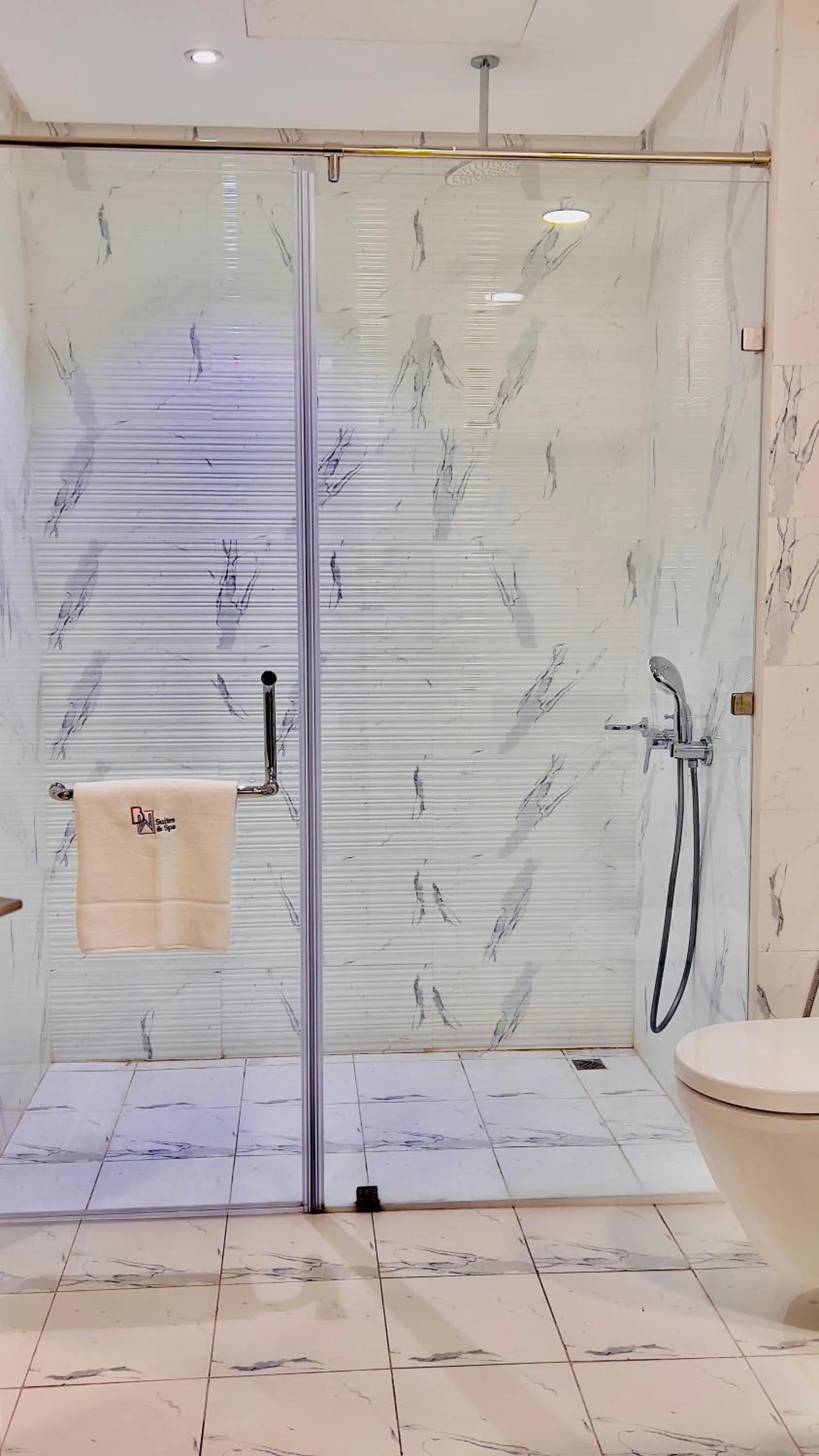 Shower in BW Suites & Spa