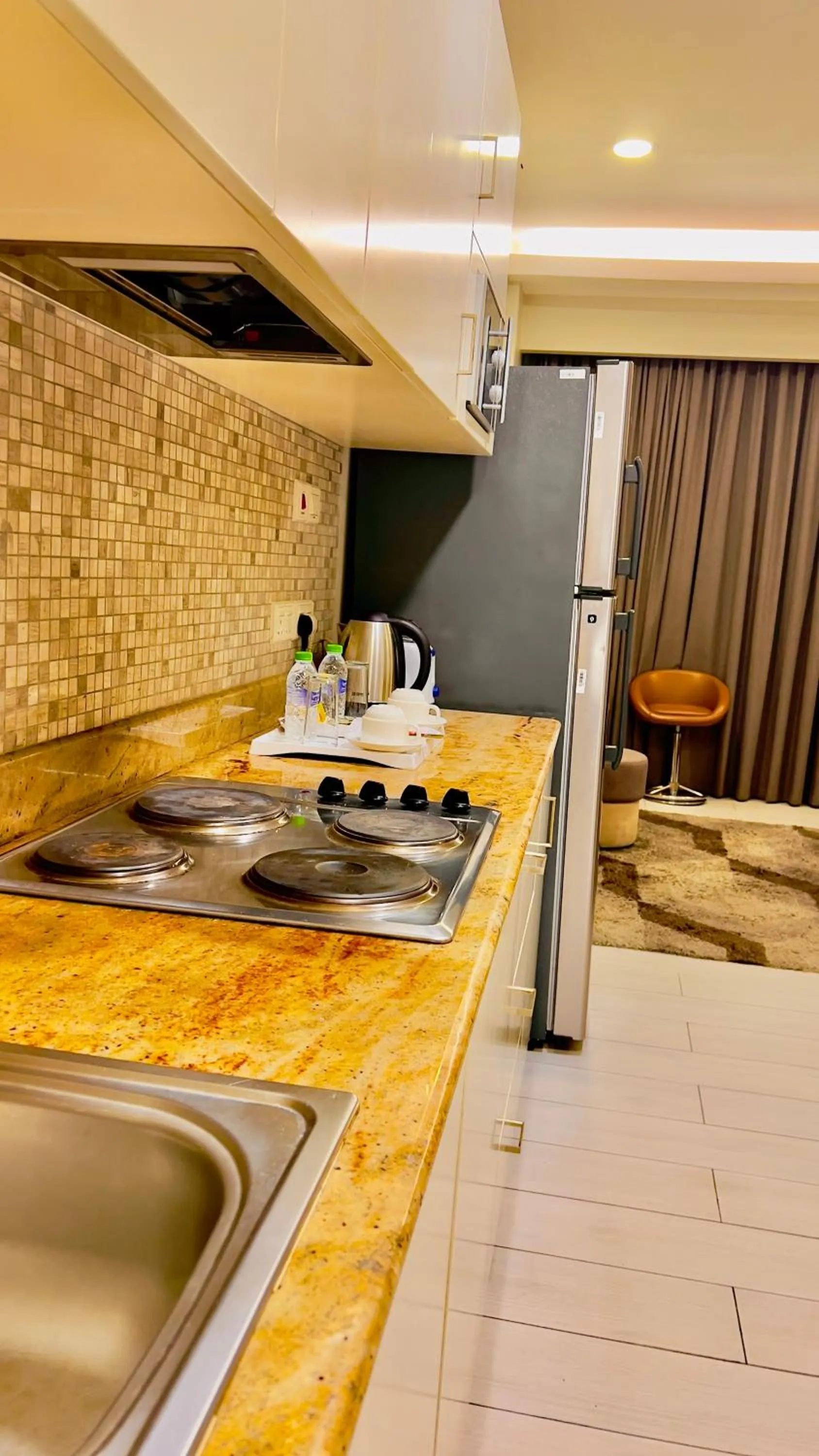 Kitchen or kitchenette in BW Suites & Spa