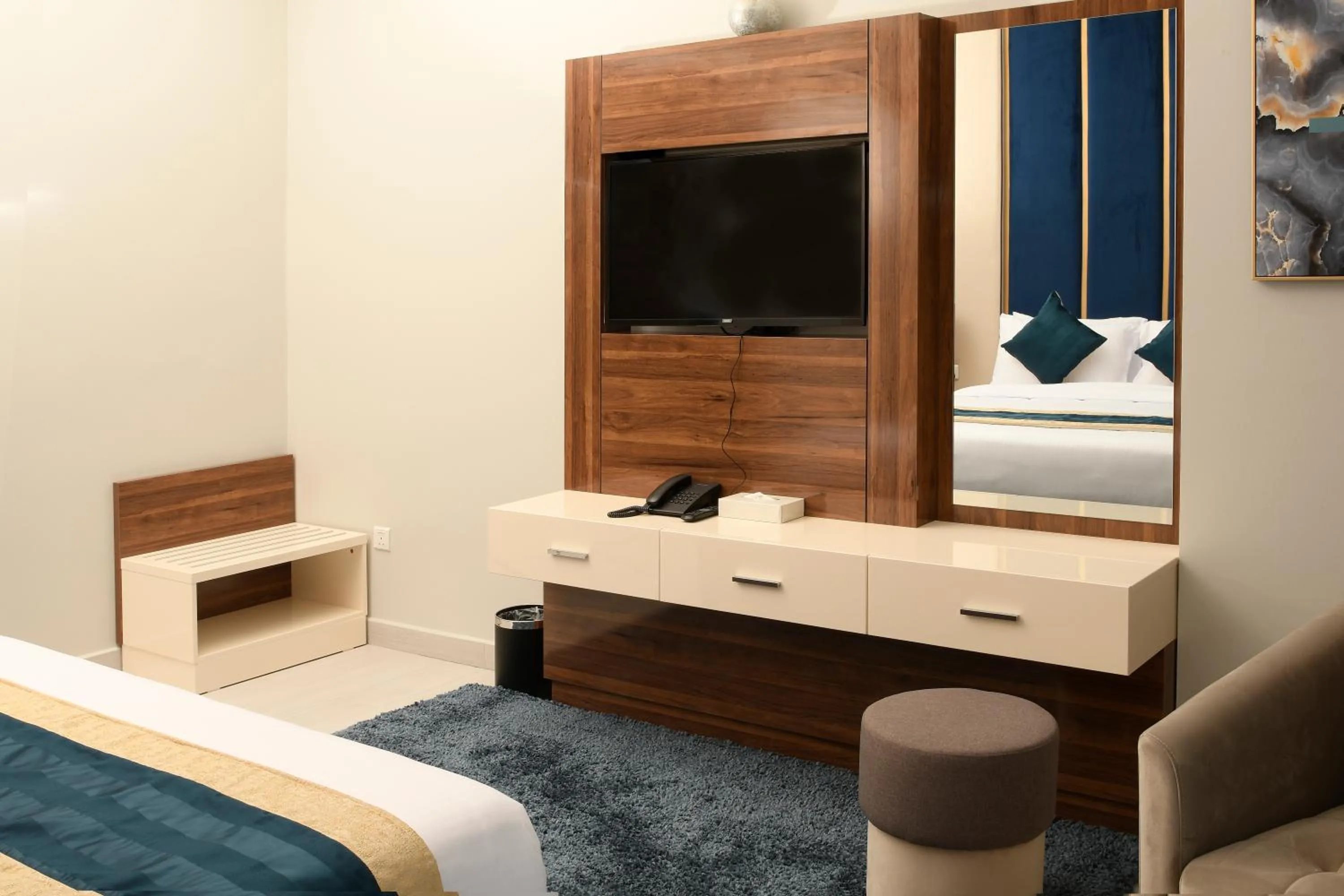 TV and multimedia, Bed in BW Suites & Spa