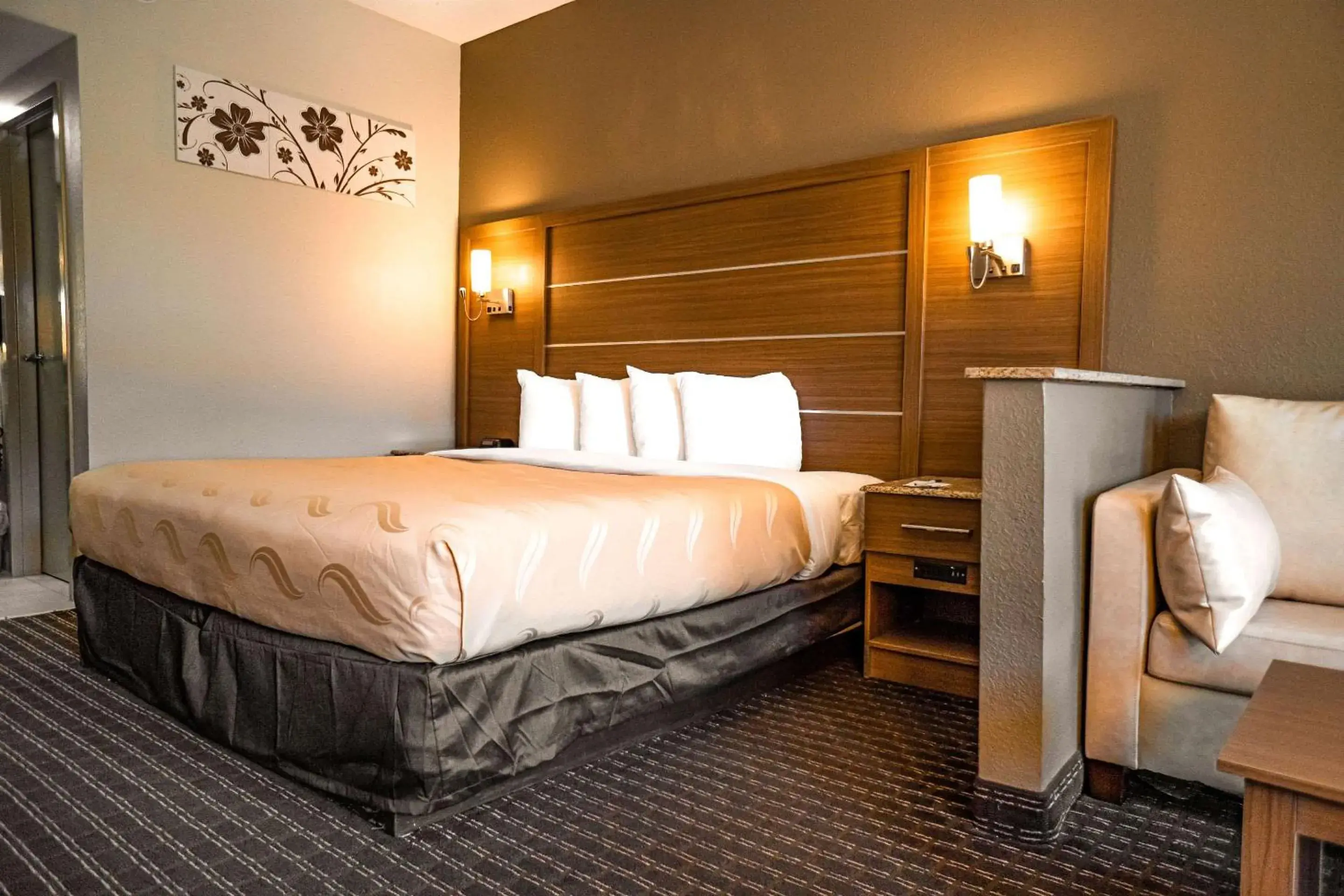 Bedroom, Bed in Quality Inn & Suites near Six Flags - Austell Bedroom, Bed in Quality Inn & Suites near Six Flags - Austell