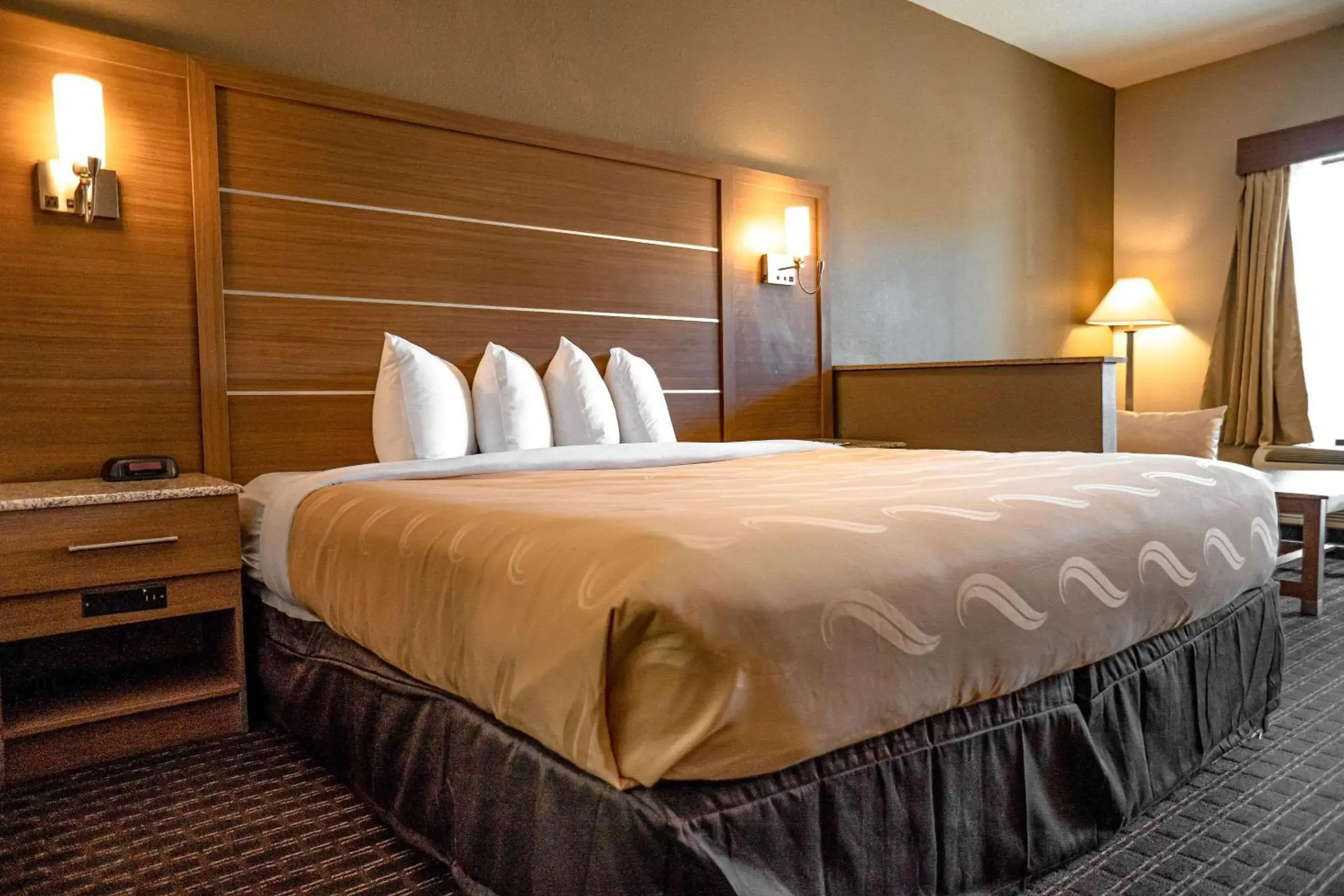 Bedroom, Bed in Quality Inn & Suites near Six Flags - Austell Bedroom, Bed in Quality Inn & Suites near Six Flags - Austell