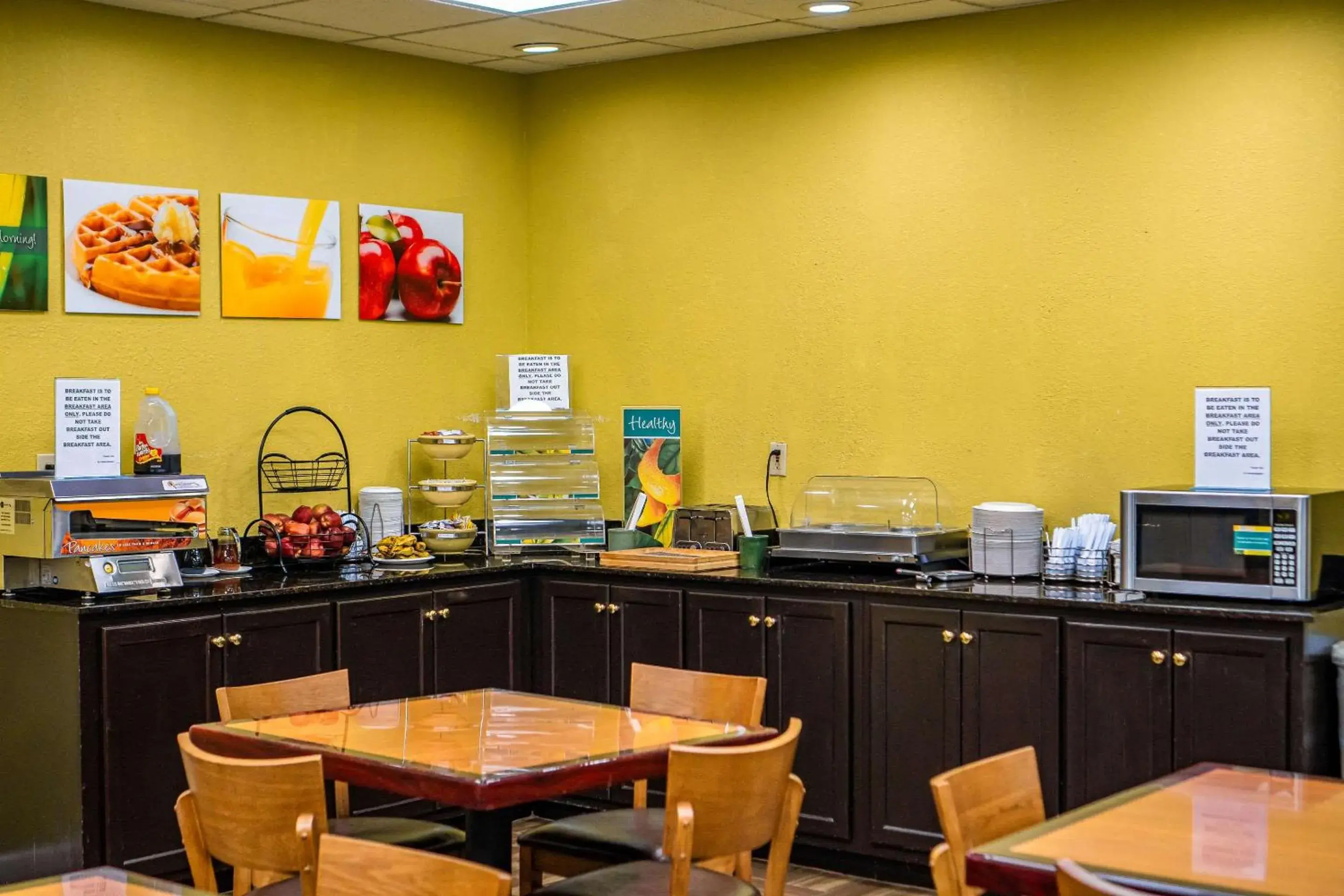 Breakfast in Quality Inn & Suites near Six Flags - Austell Breakfast in Quality Inn & Suites near Six Flags - Austell