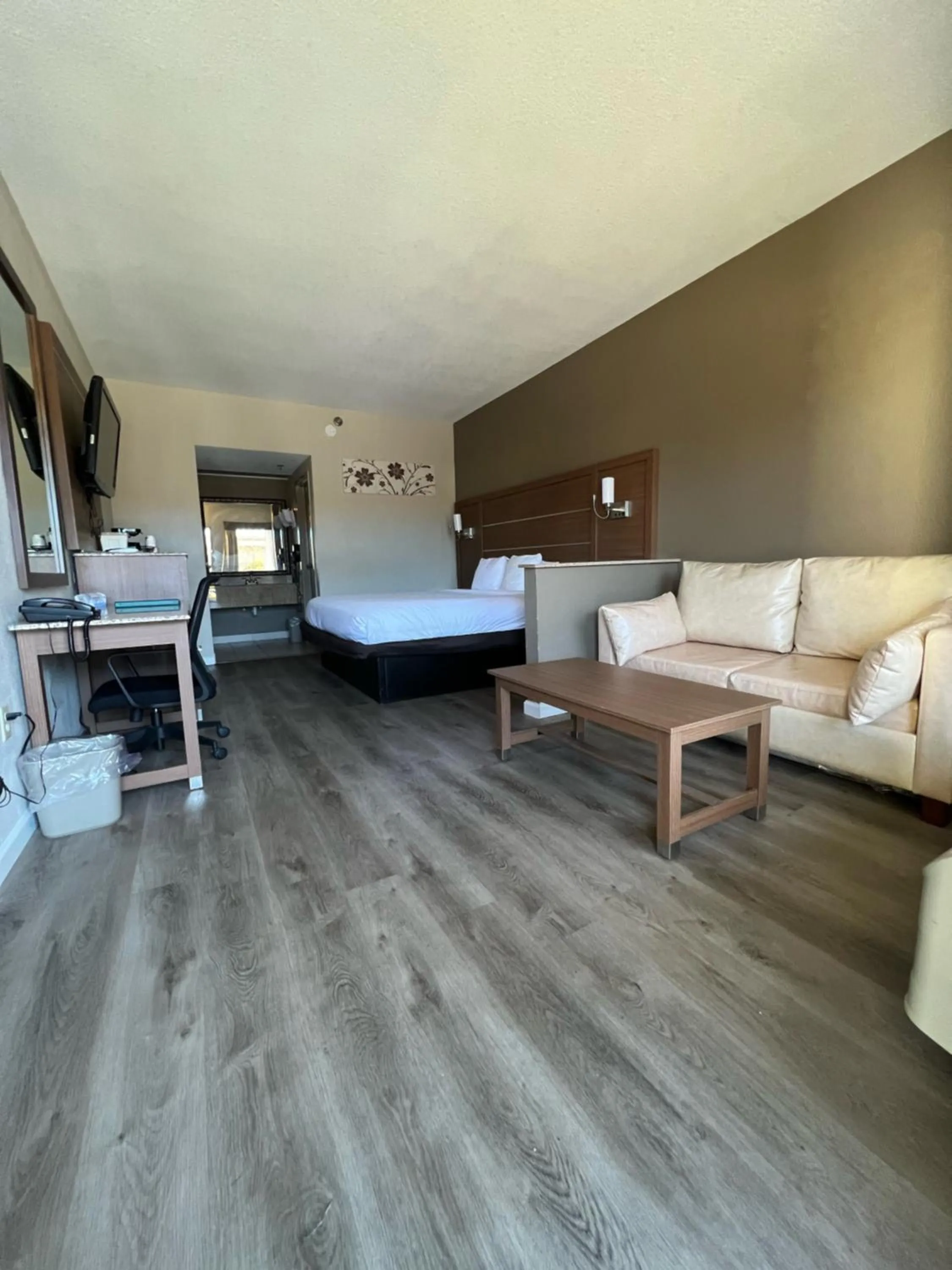 Bed in Quality Inn & Suites near Six Flags - Austell