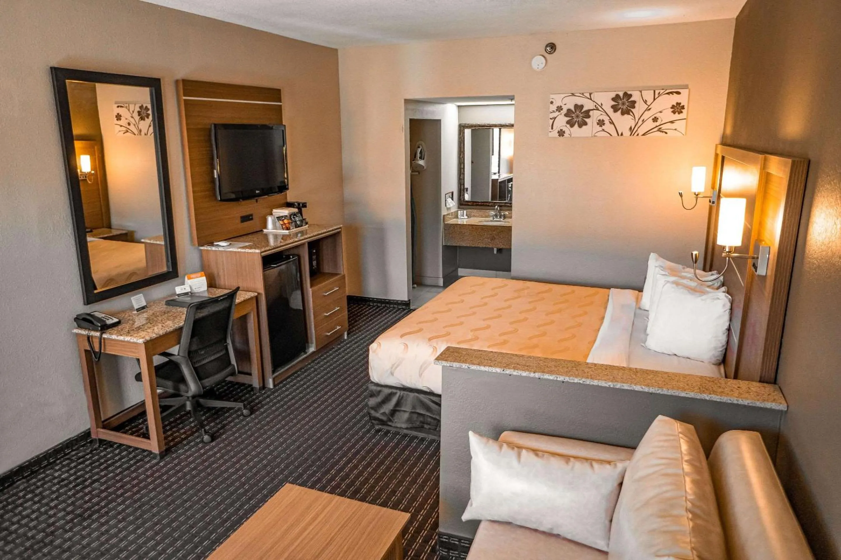 Bedroom, Bed in Quality Inn & Suites near Six Flags - Austell