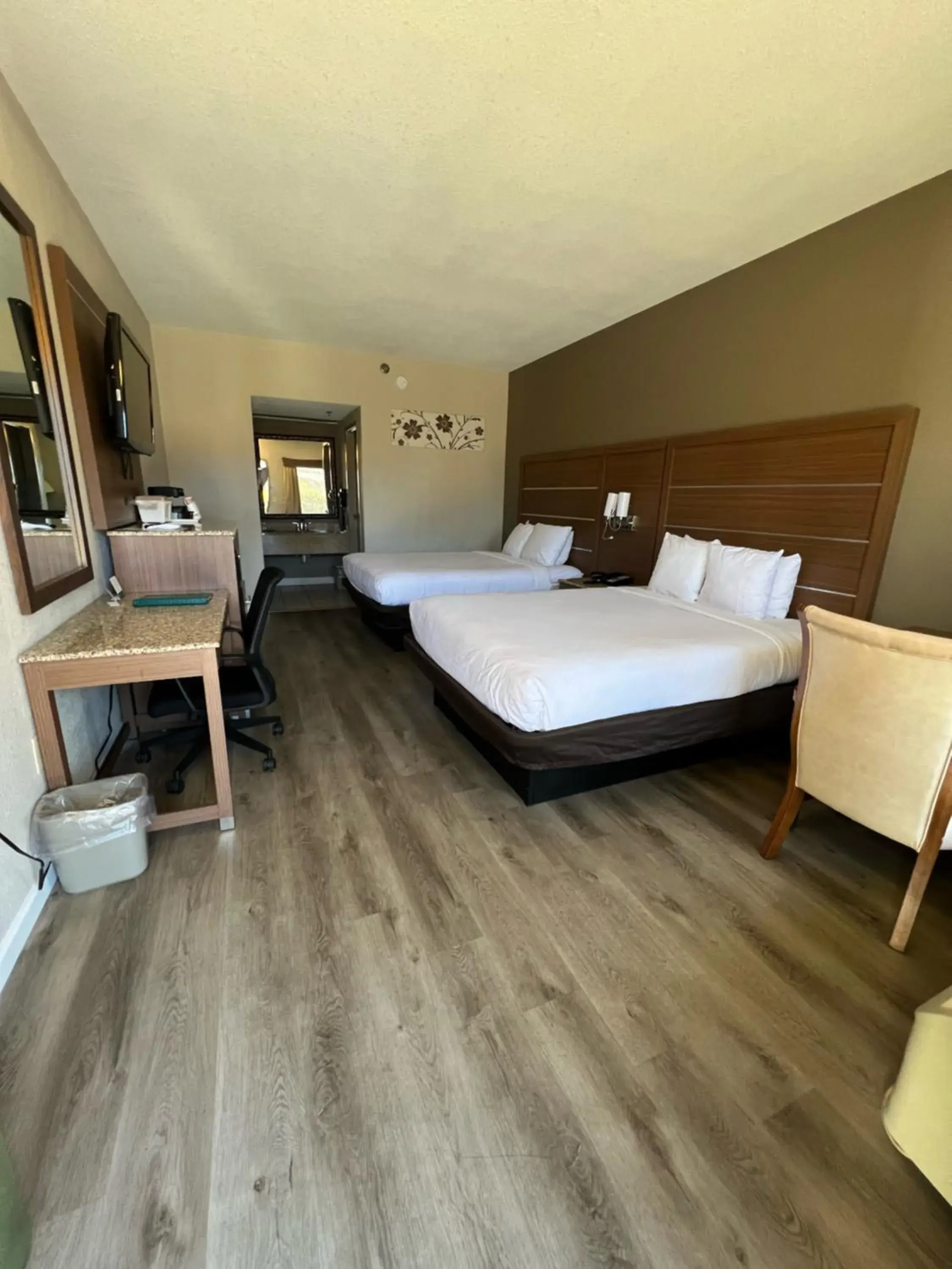 Bed in Quality Inn & Suites near Six Flags - Austell Bed in Quality Inn & Suites near Six Flags - Austell