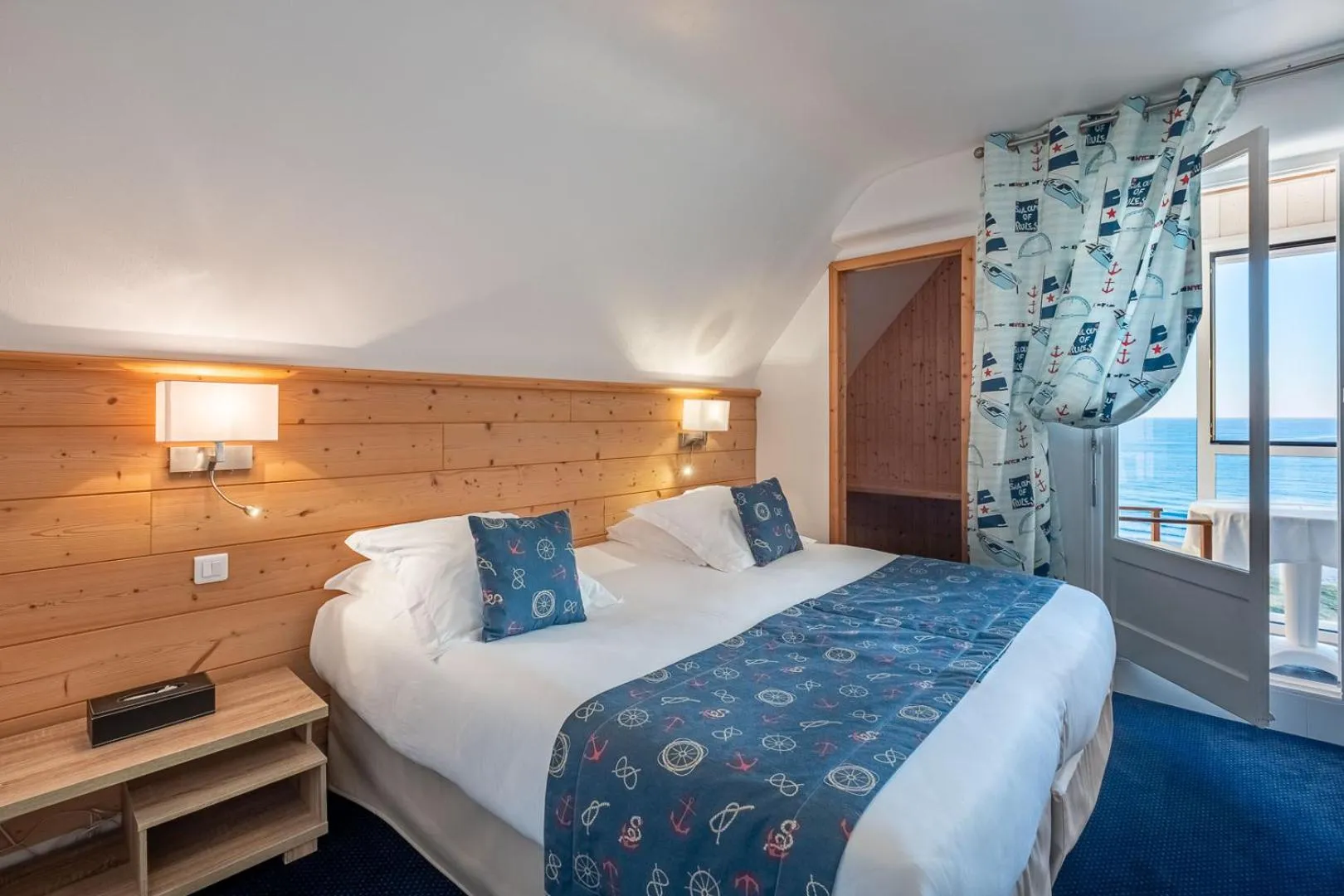 Bed in Hotel Restaurant De La Plage