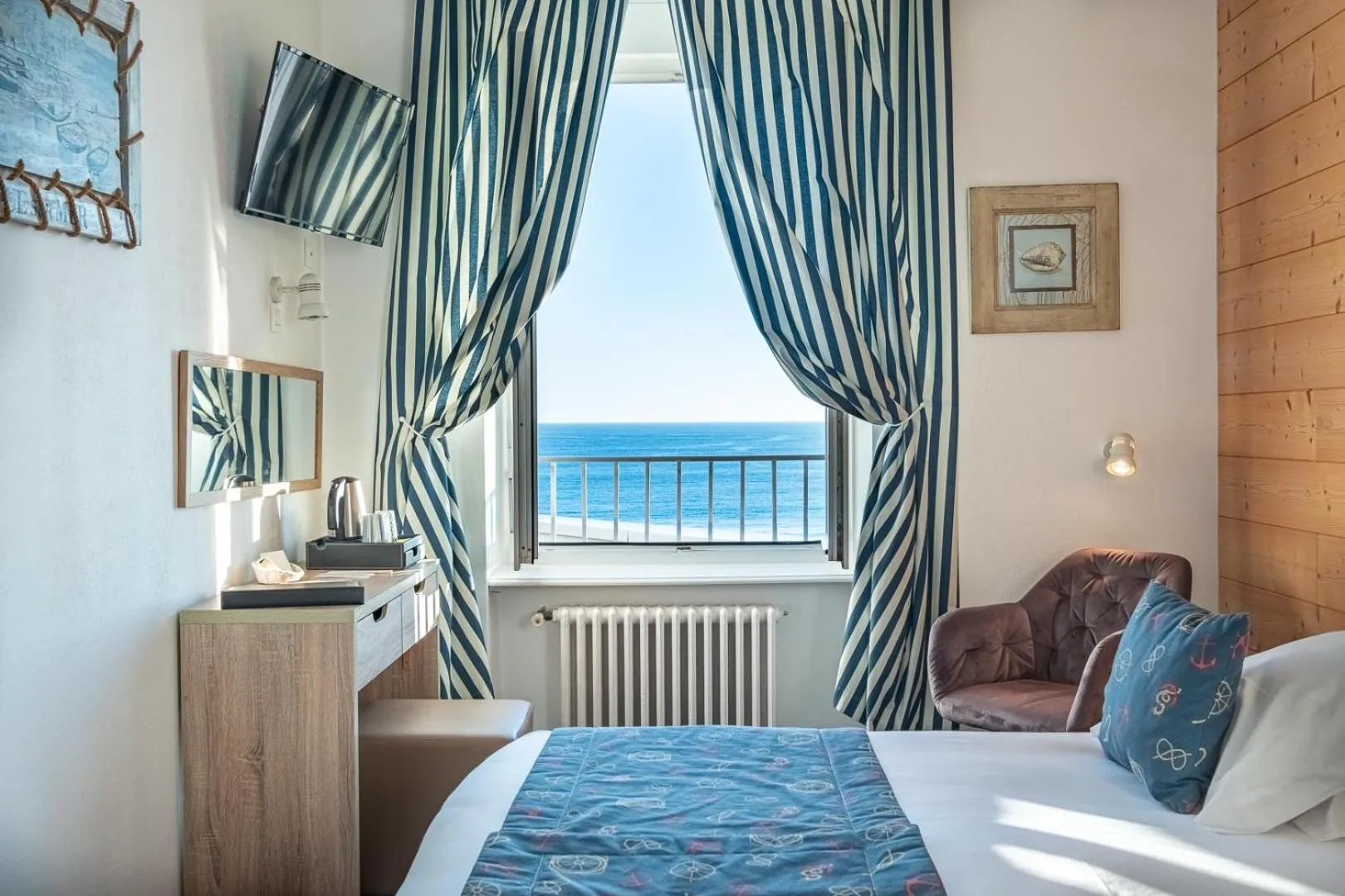 Bed in Hotel Restaurant De La Plage