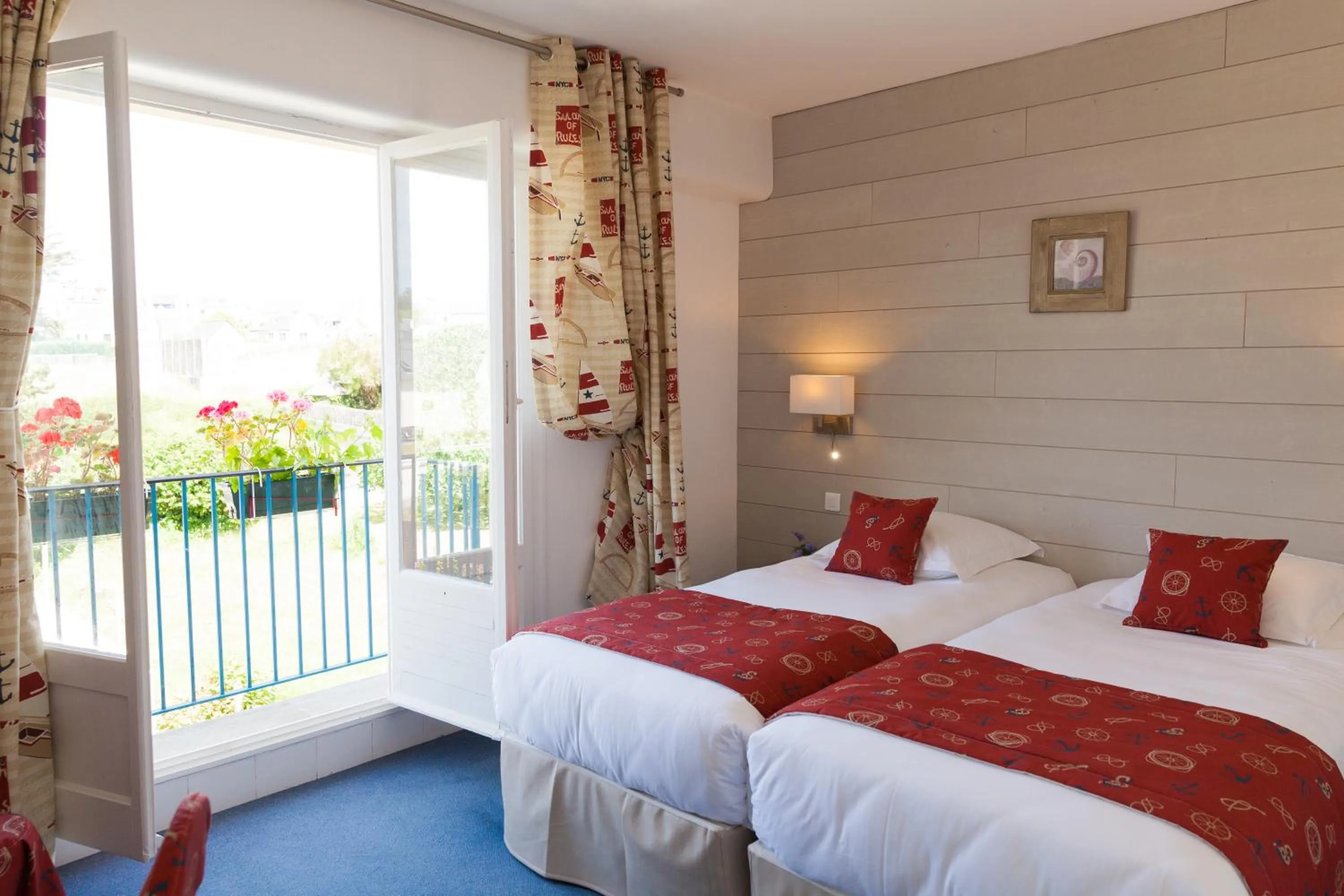 Balcony/Terrace, Bed in Hotel Restaurant De La Plage