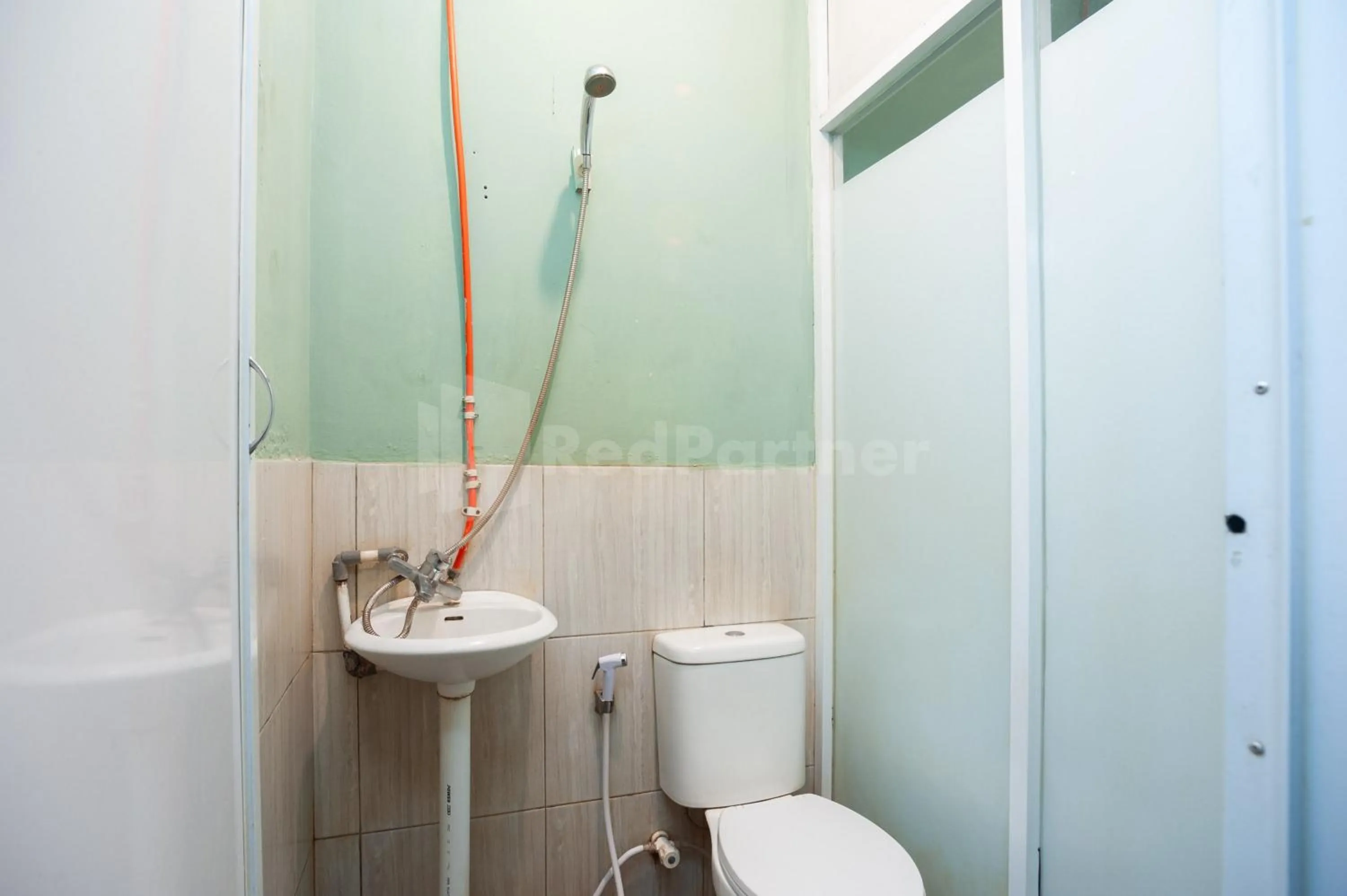 Bathroom in J&B Rooms Pramuka Jakarta Mitra RedDoorz