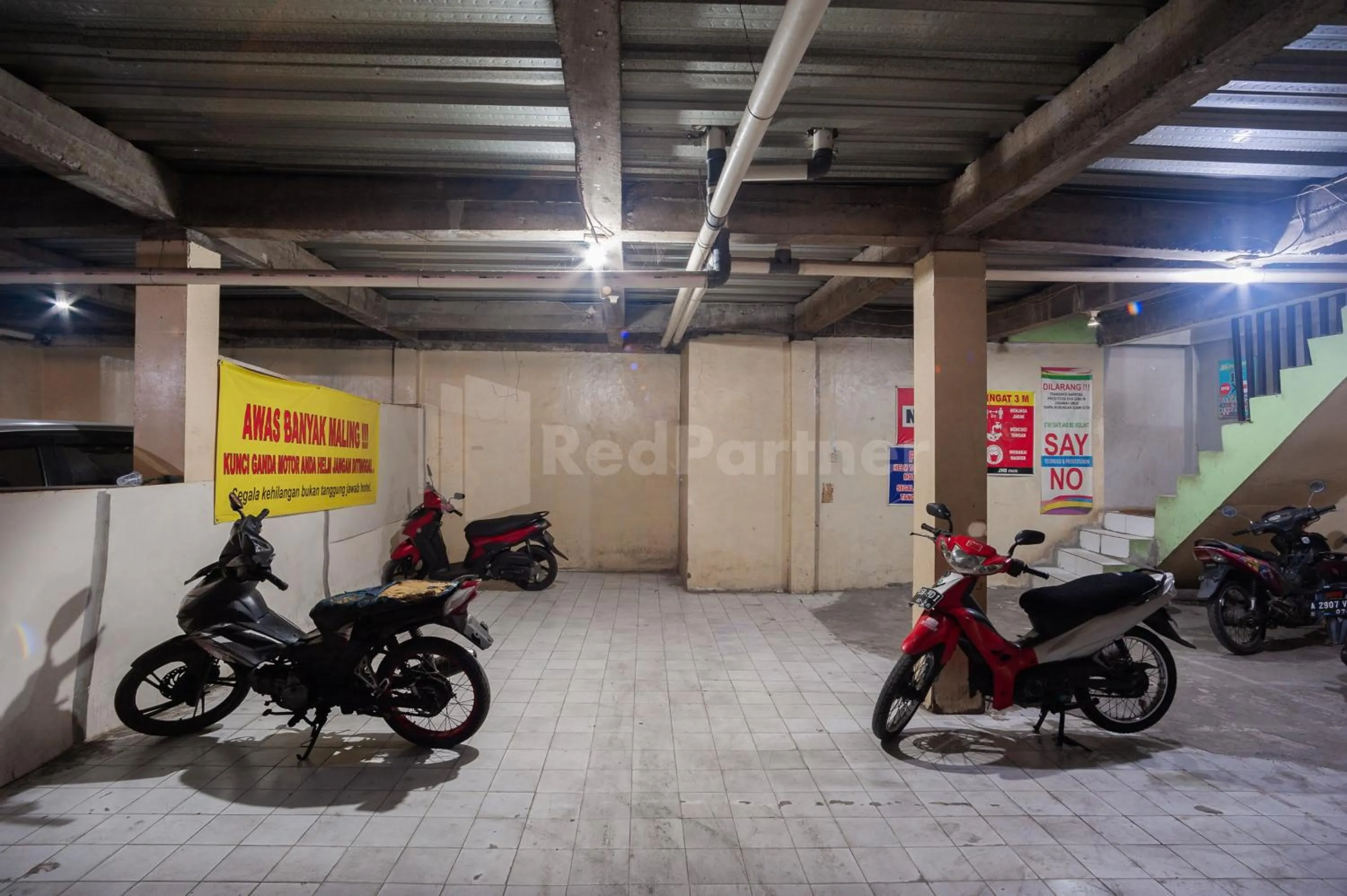 Parking in J&B Rooms Pramuka Jakarta Mitra RedDoorz