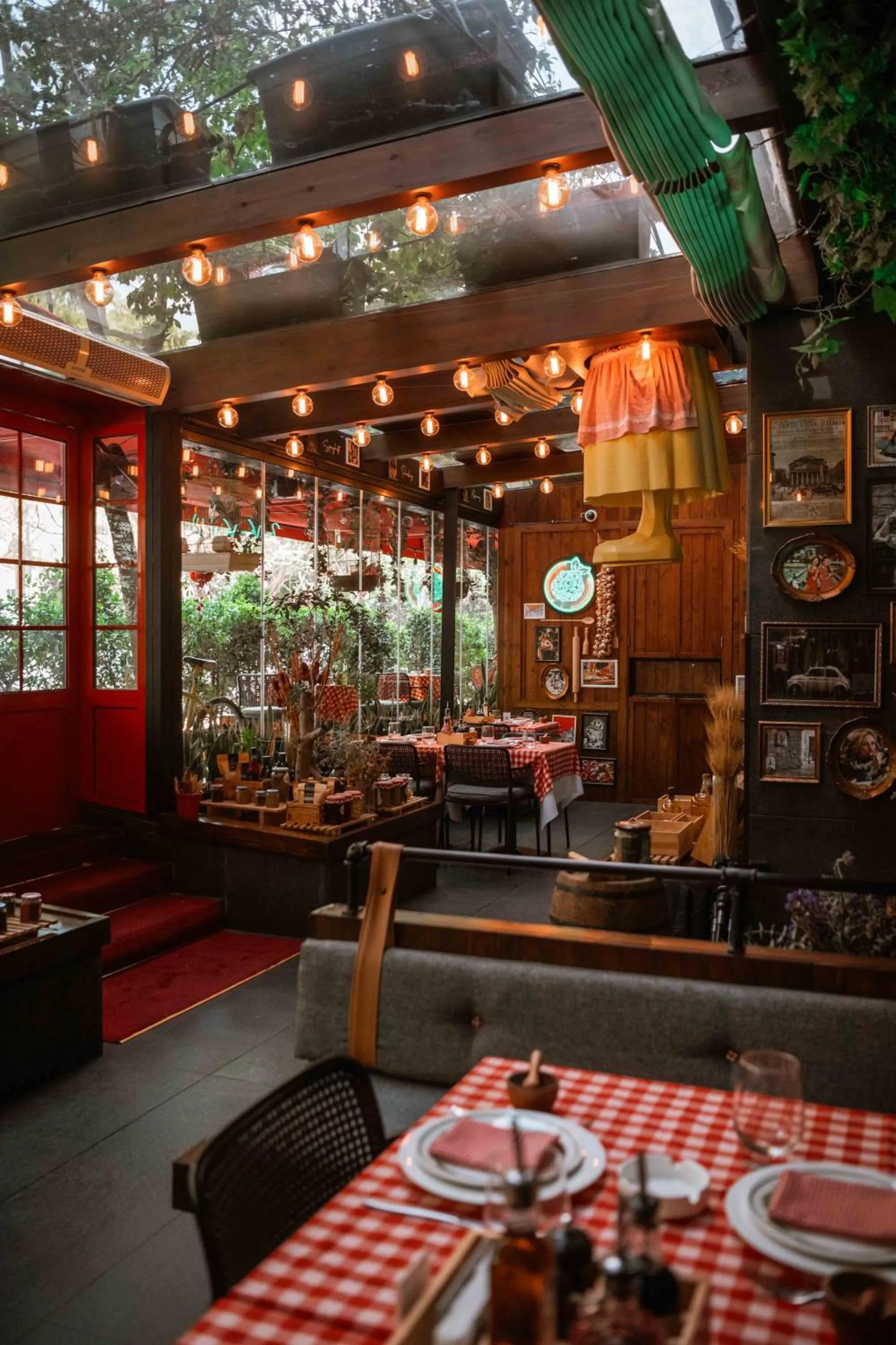 Restaurant/places to eat in The Smallville Hotel