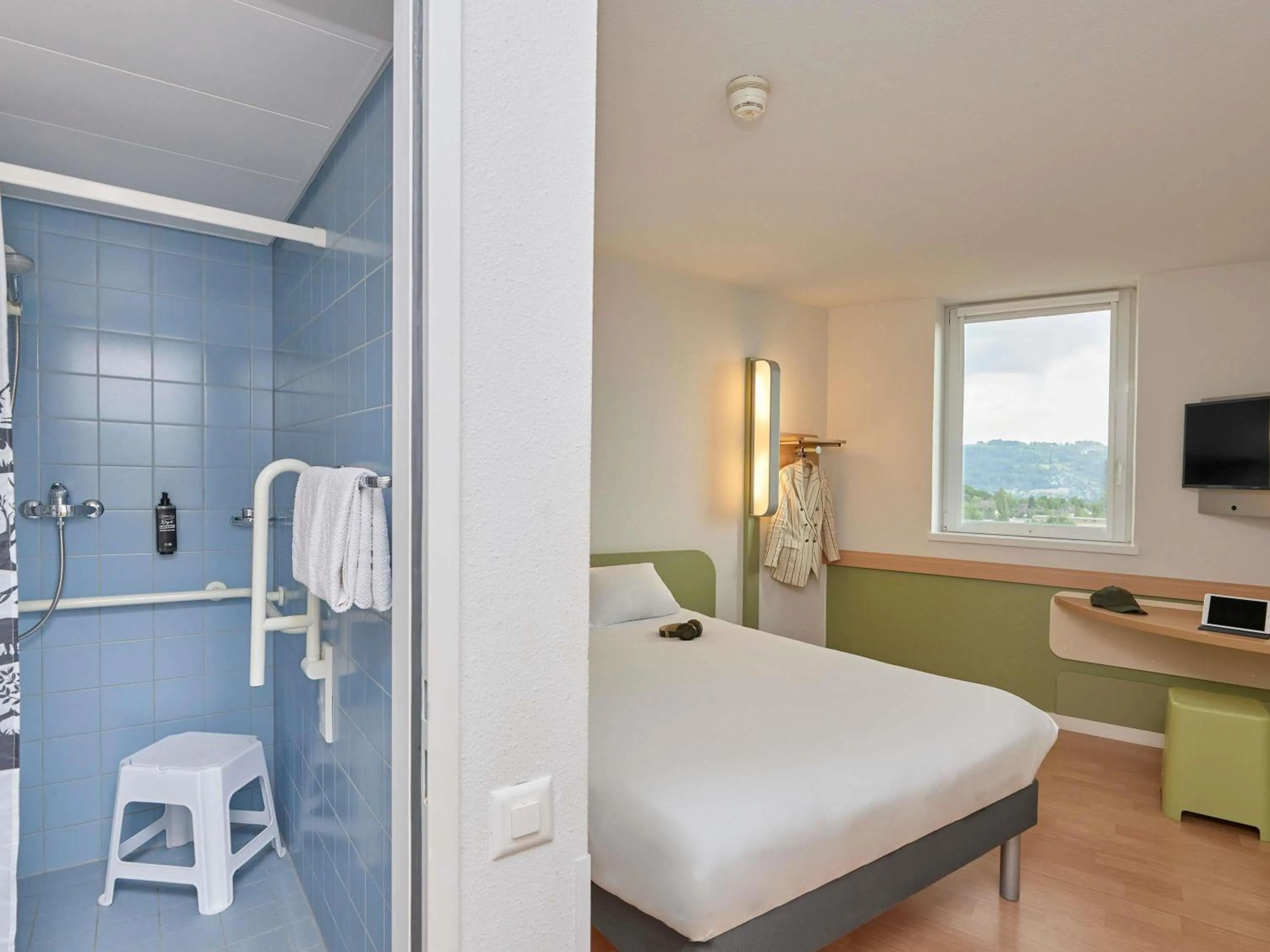Bathroom, Bed in ibis budget Bern Expo
