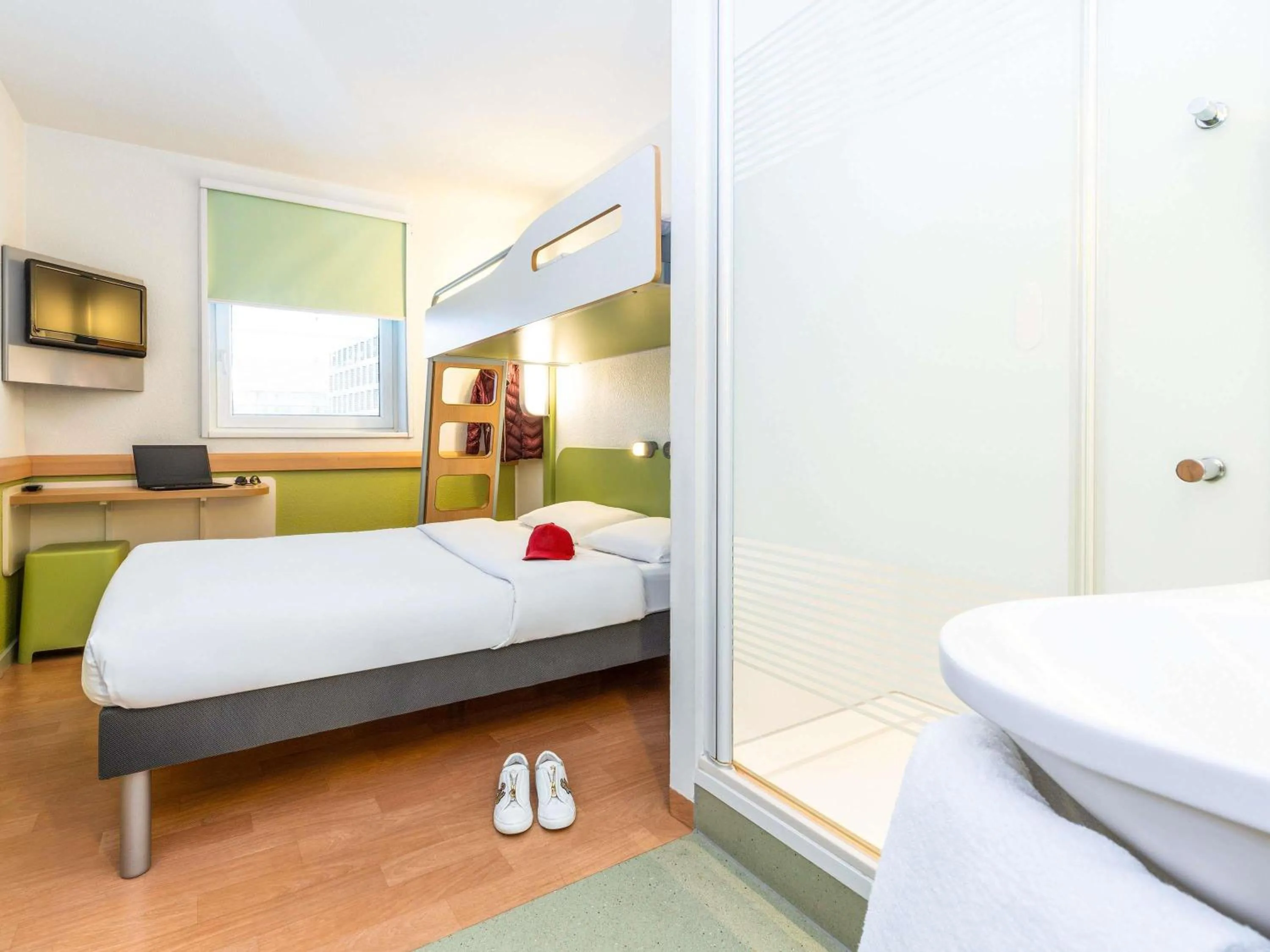Bedroom, Bed in ibis budget Zurich City West