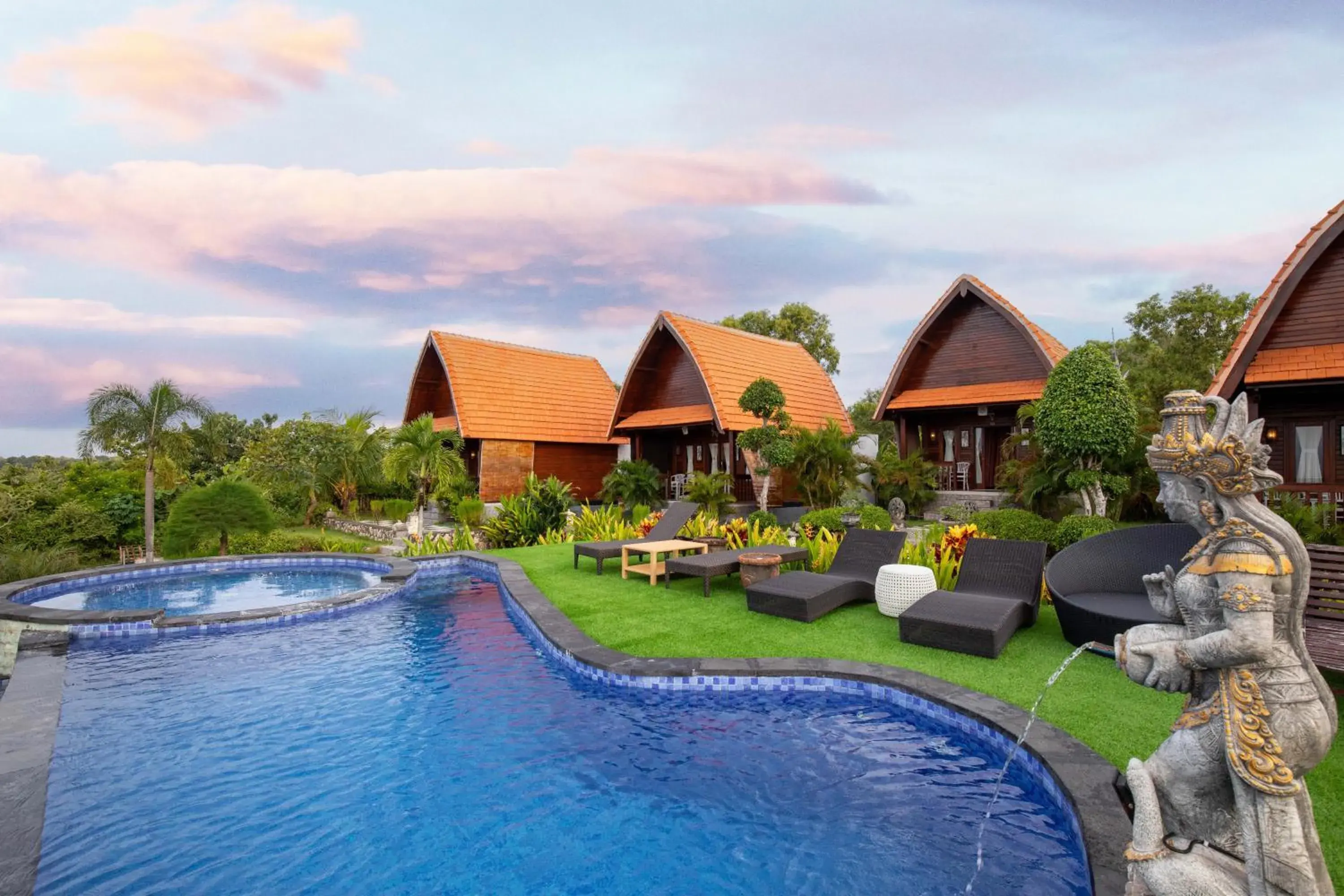 Swimming pool in Reynten Hill Swimming pool in Reynten Hill