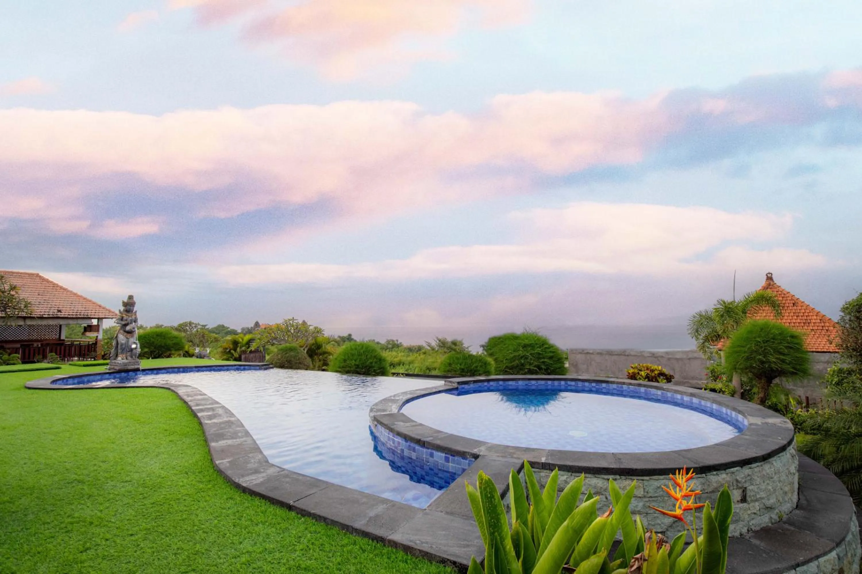 Swimming pool in Reynten Hill