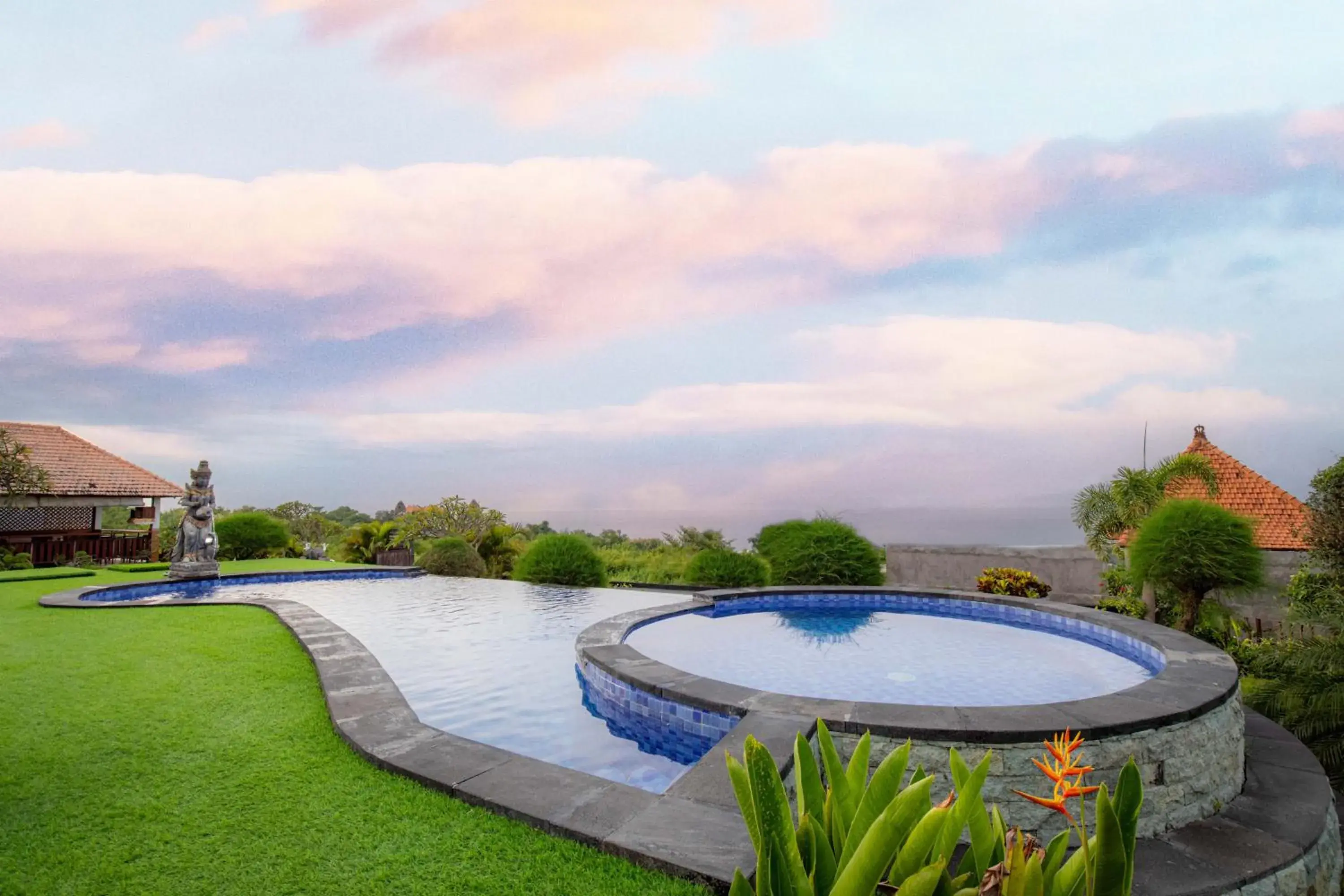 Swimming pool in Reynten Hill Swimming pool in Reynten Hill