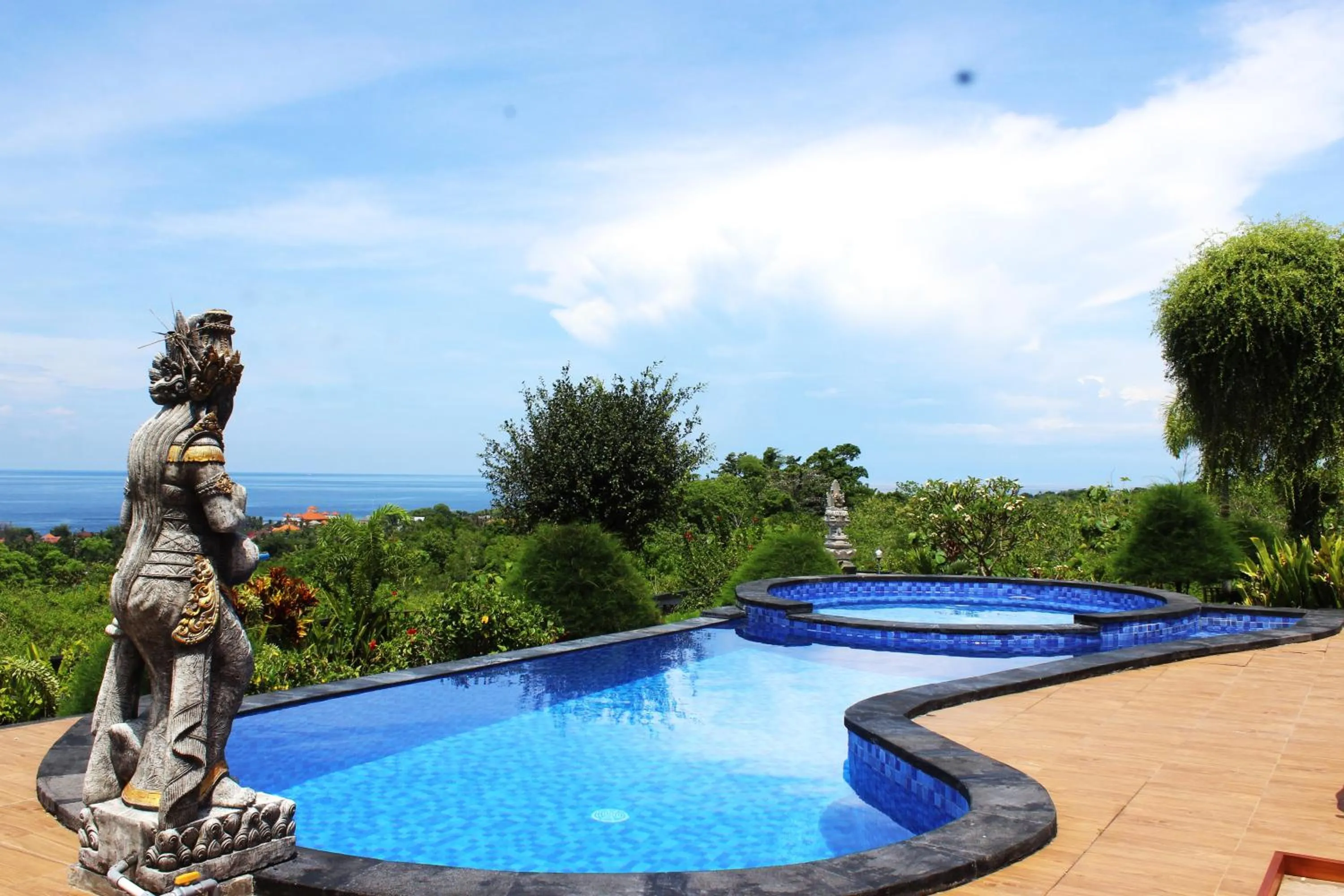 Pool view in Reynten Hill