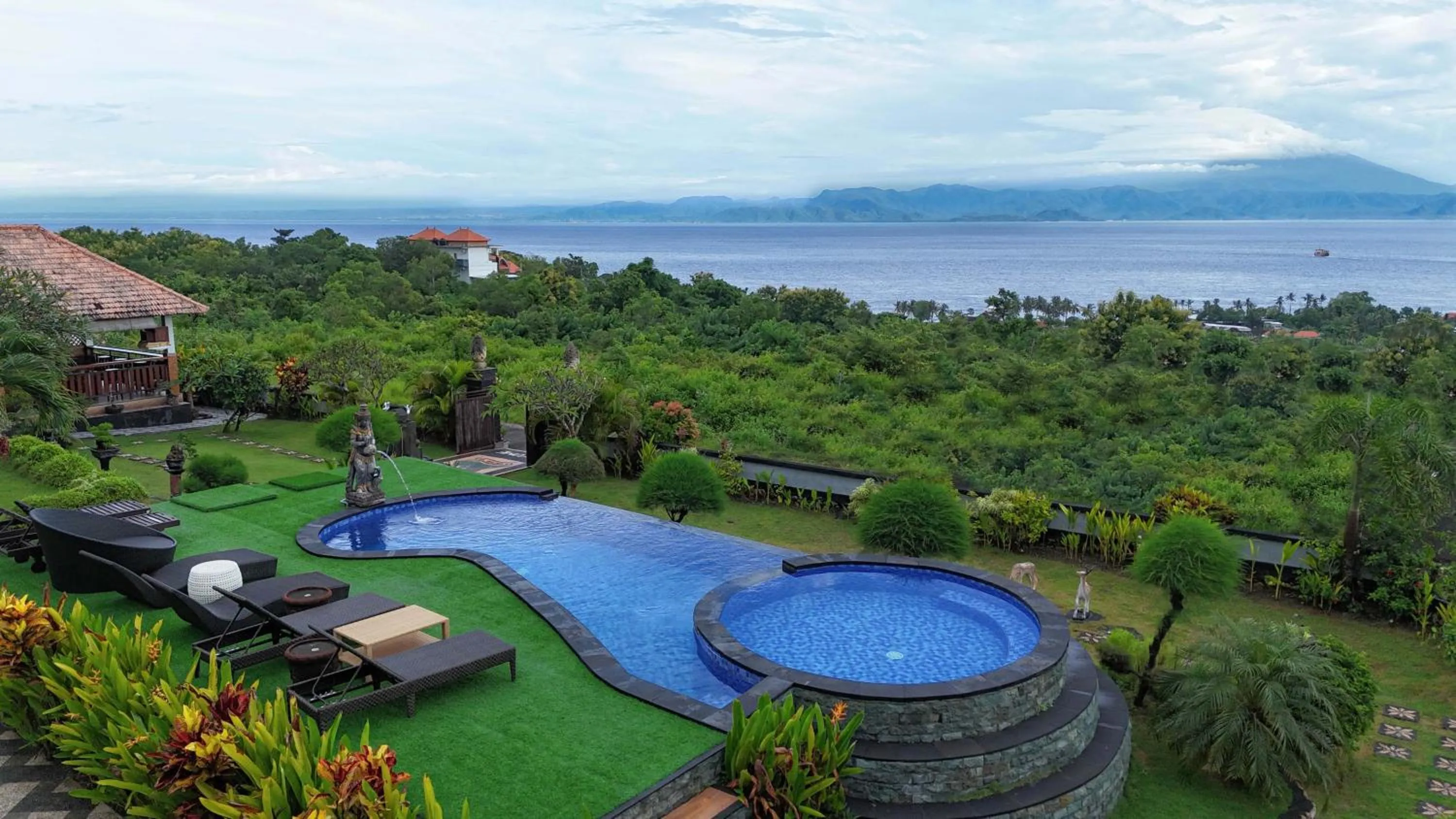 Swimming pool in Reynten Hill