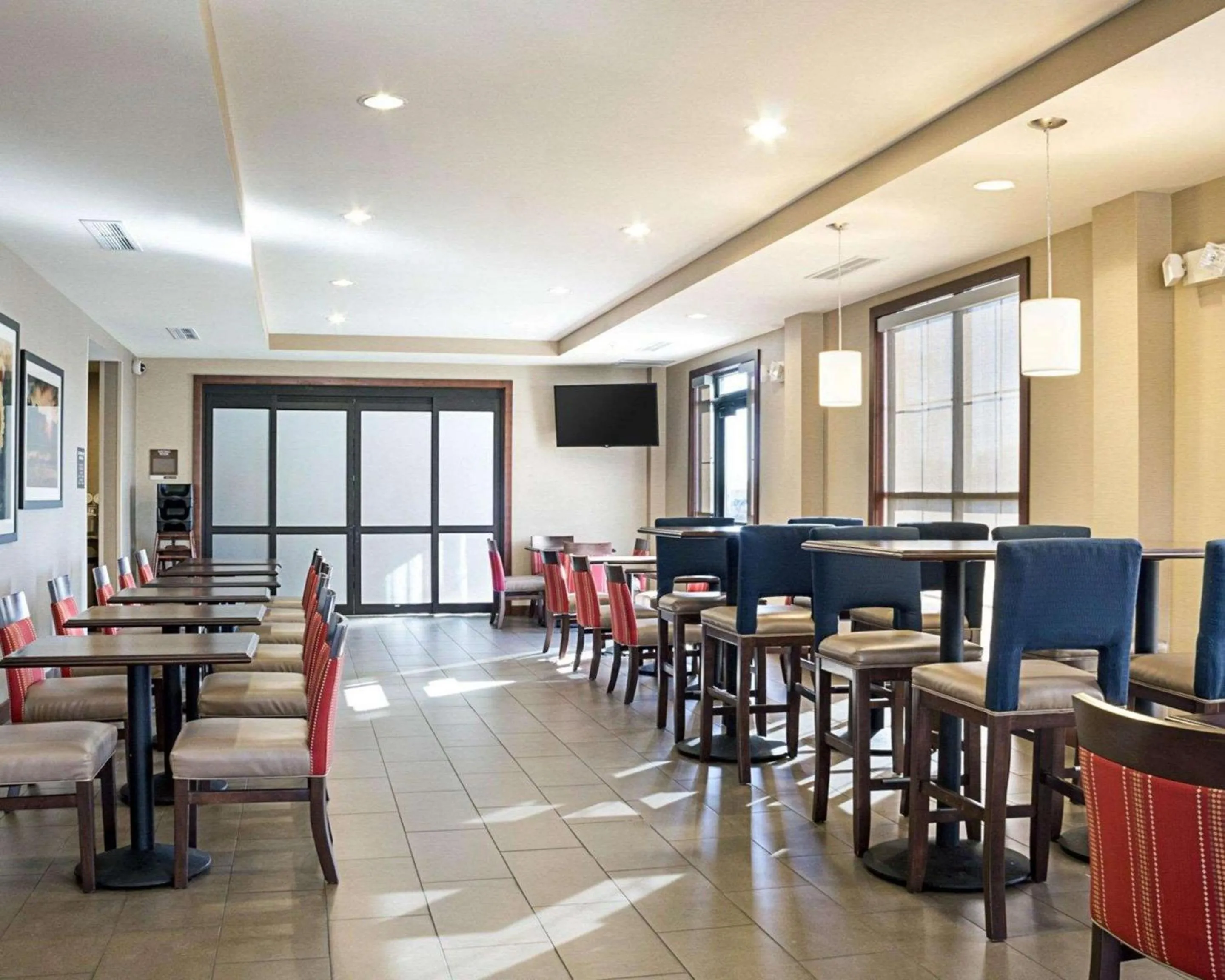 Restaurant/places to eat in Comfort Suites Fargo Medical Center