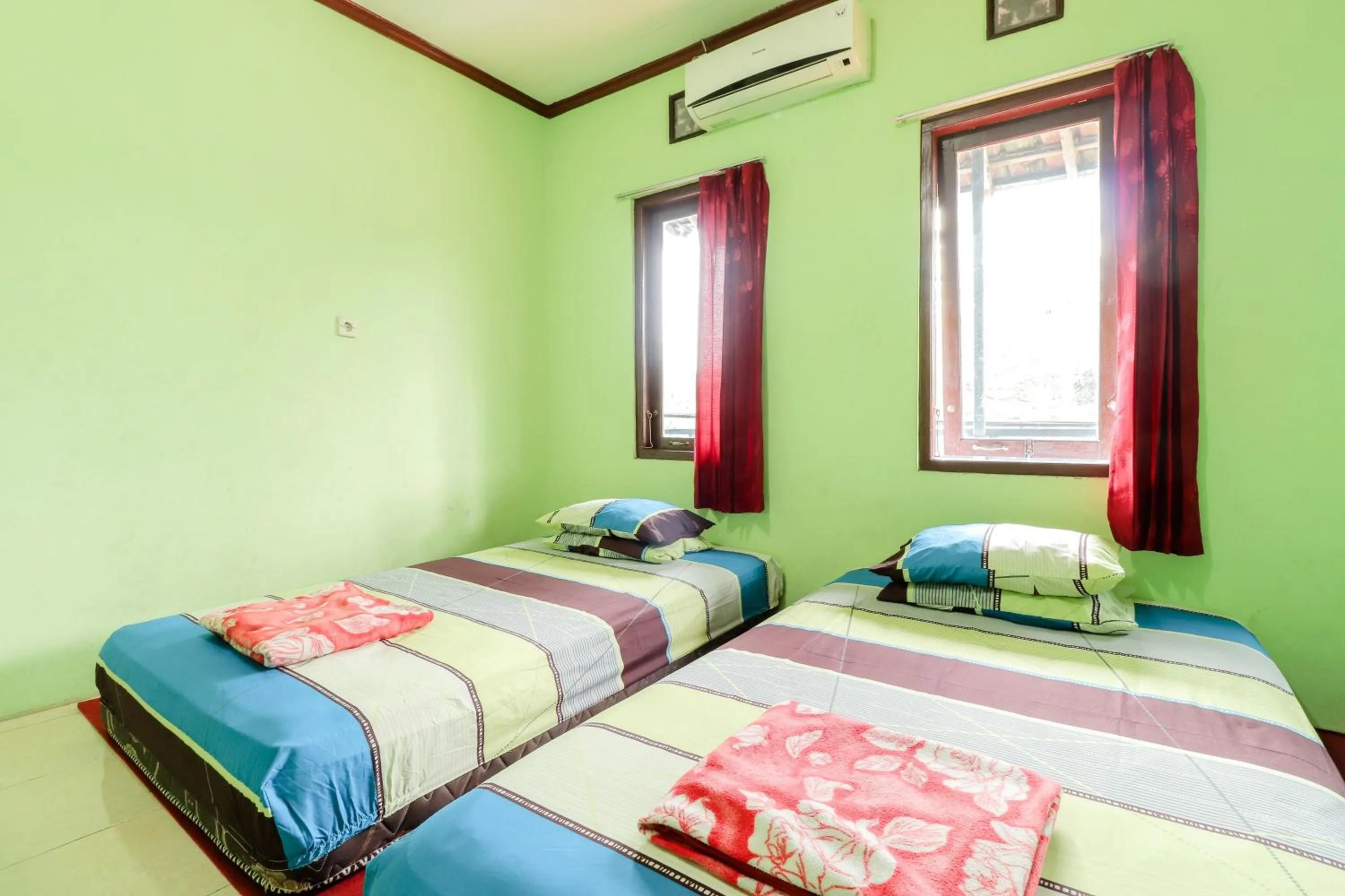 Photo of the whole room, Bed in Penginapan Roro Mendut Syariah