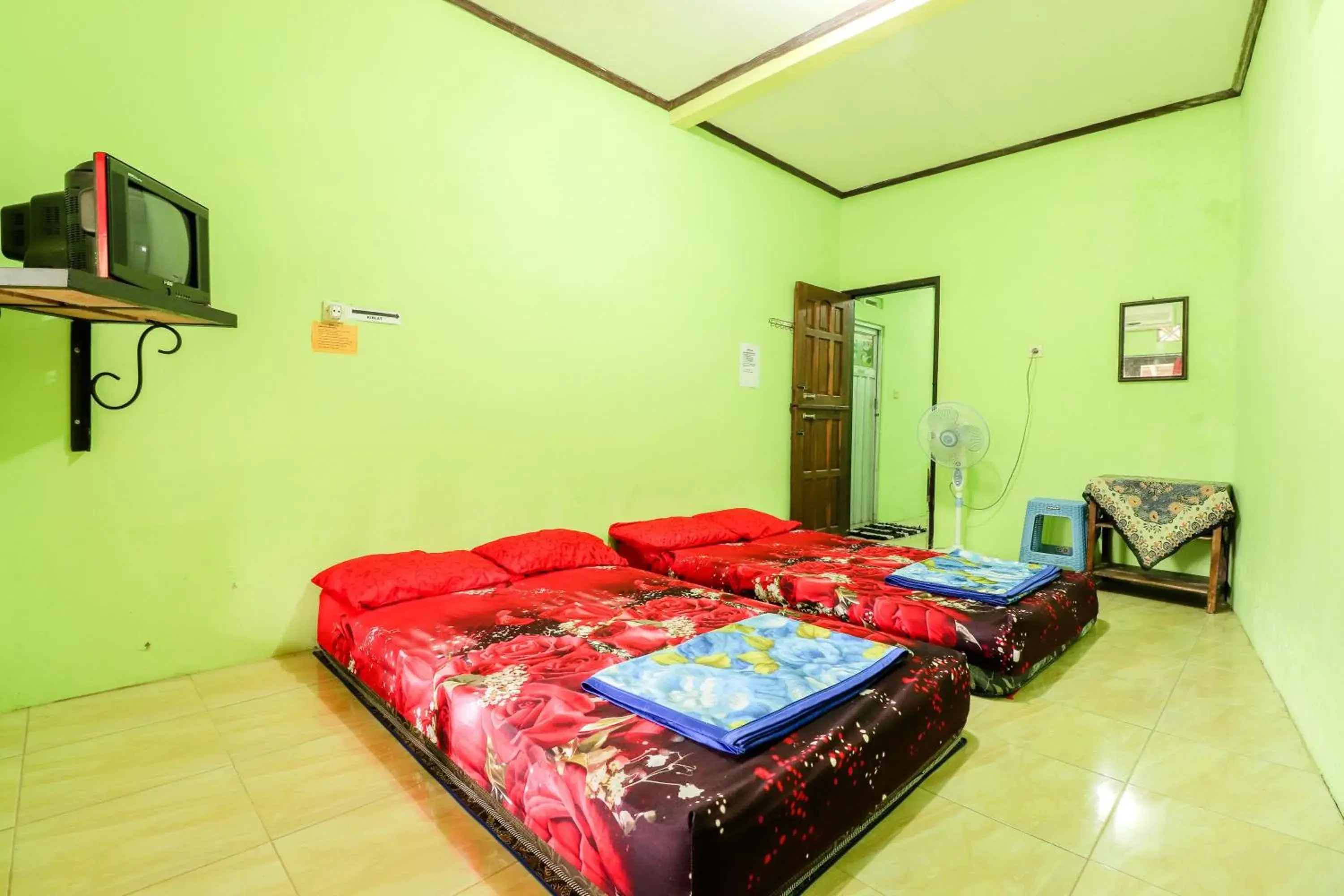 Photo of the whole room, Bed in Penginapan Roro Mendut Syariah Photo of the whole room, Bed in Penginapan Roro Mendut Syariah