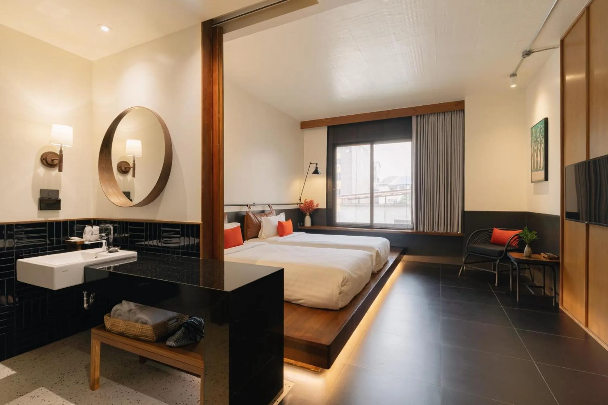 Photo of the whole room, Bed in Hotel Loy Chiang Mai